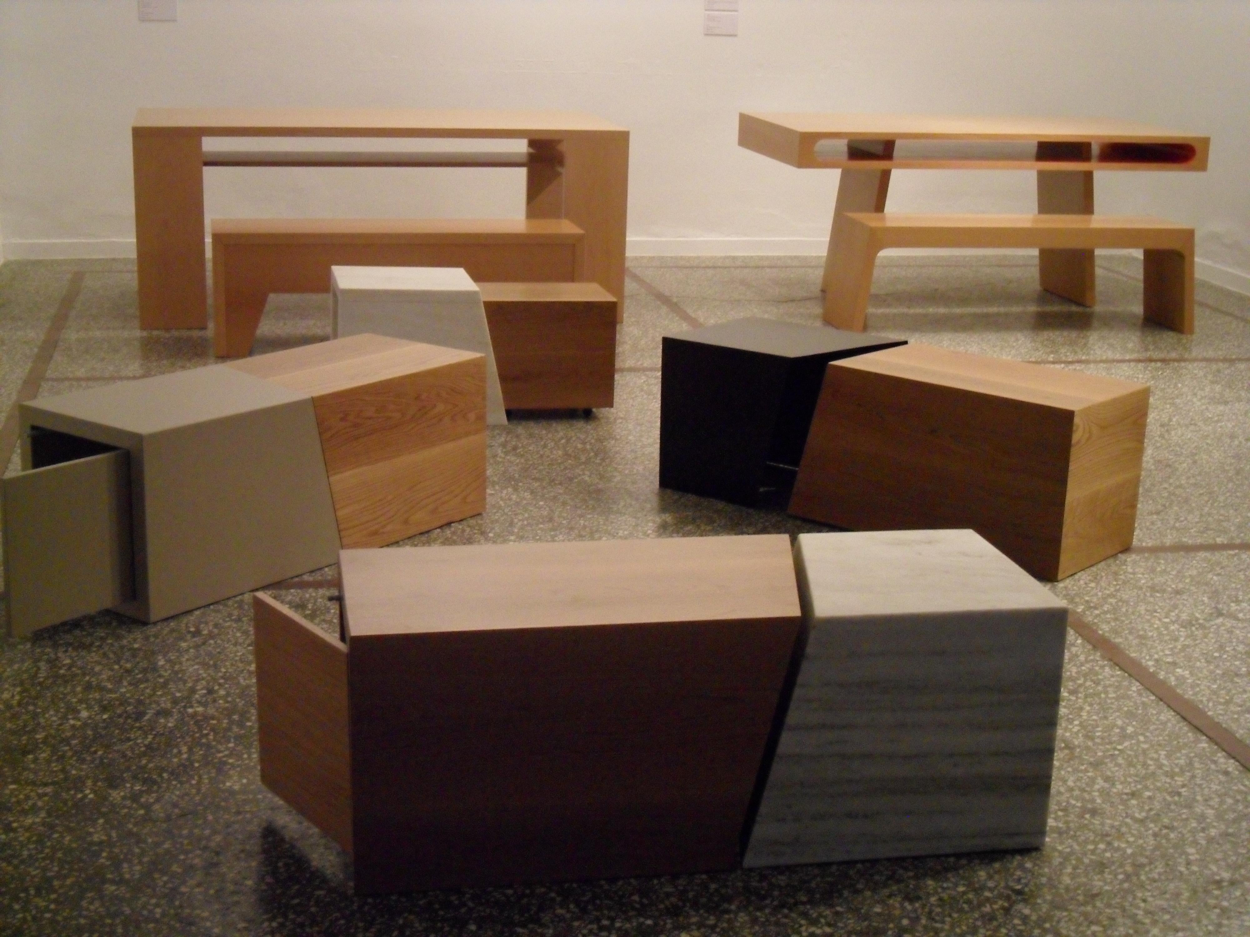 21e siècle, minimaliste, européenne, table basse en laque et bois de chêne, fabriquée à la main en vente 1