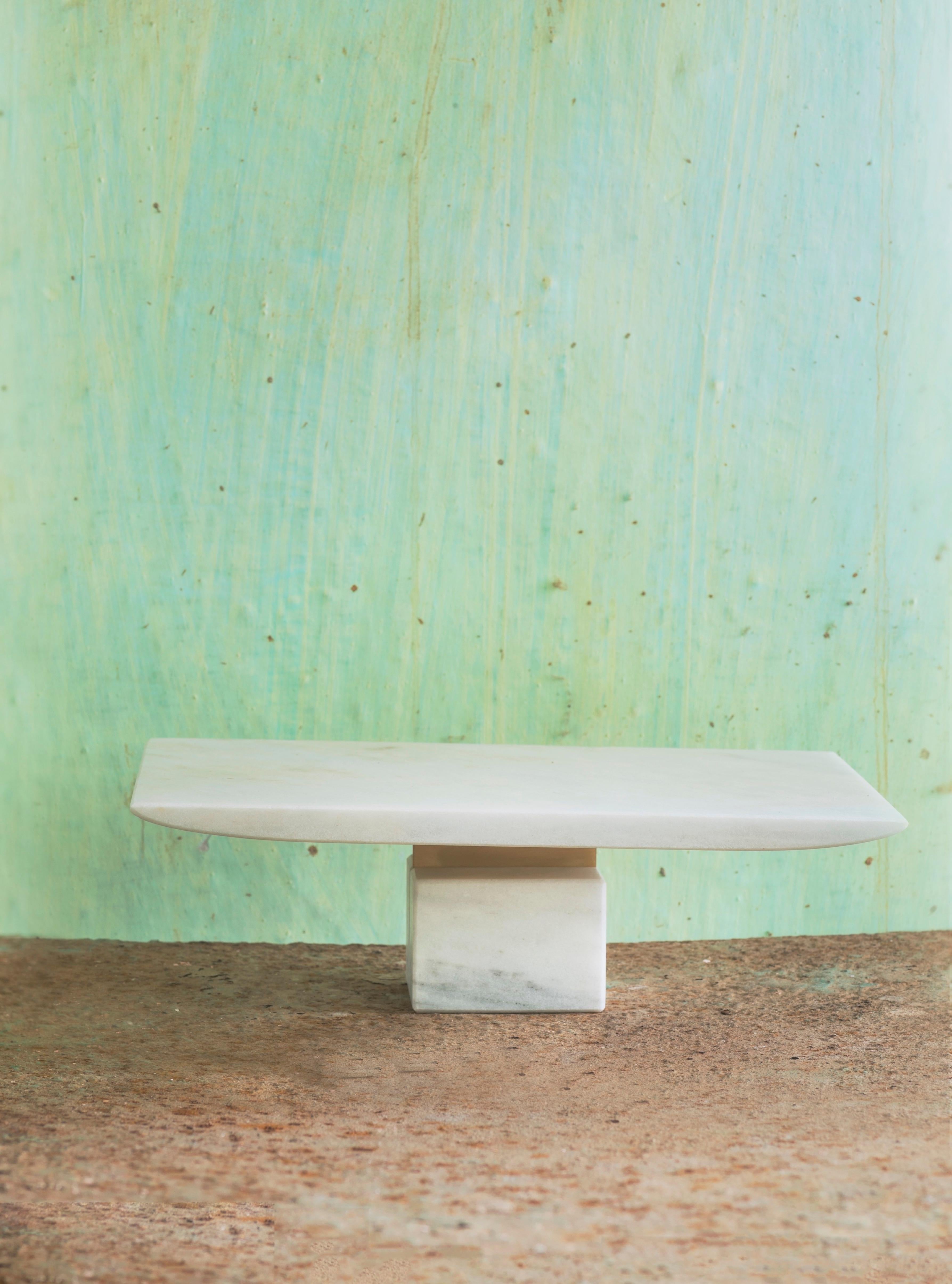 Minimaliste 21e siècle, minimaliste, art de la table européen, marbre grec blanc et bronze en vente