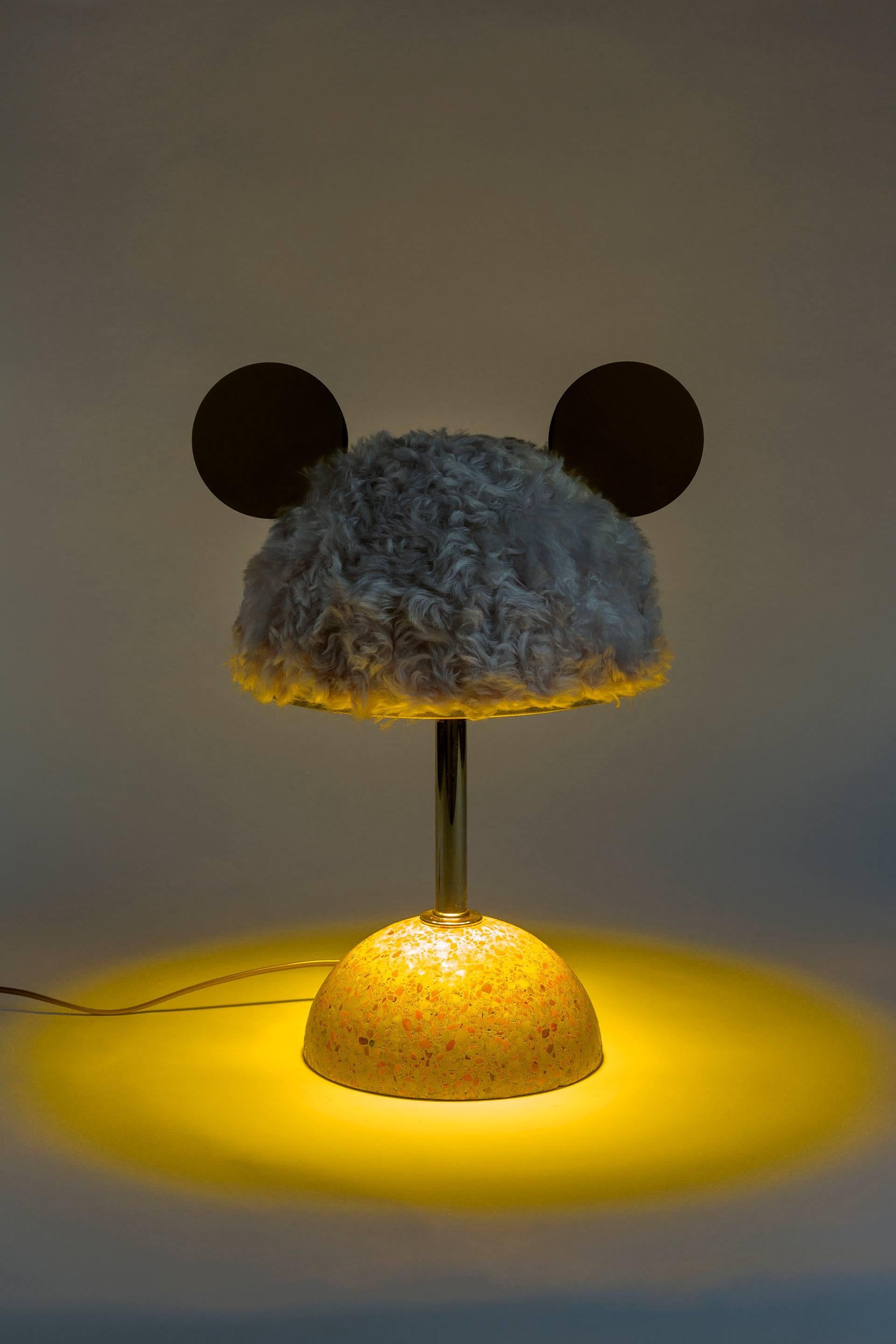 21st Century Minos Table Lamp in White Mohair, Terrazzo and Polished Brass (Türkisch) im Angebot