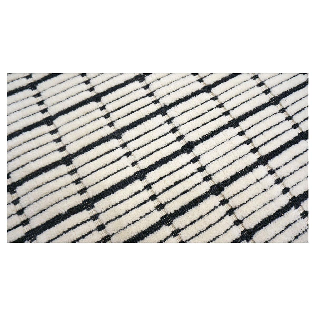 Hand-Crafted 21st Century Modern 3D Wool 12x14 White & Black Handloom Area Rug For Sale