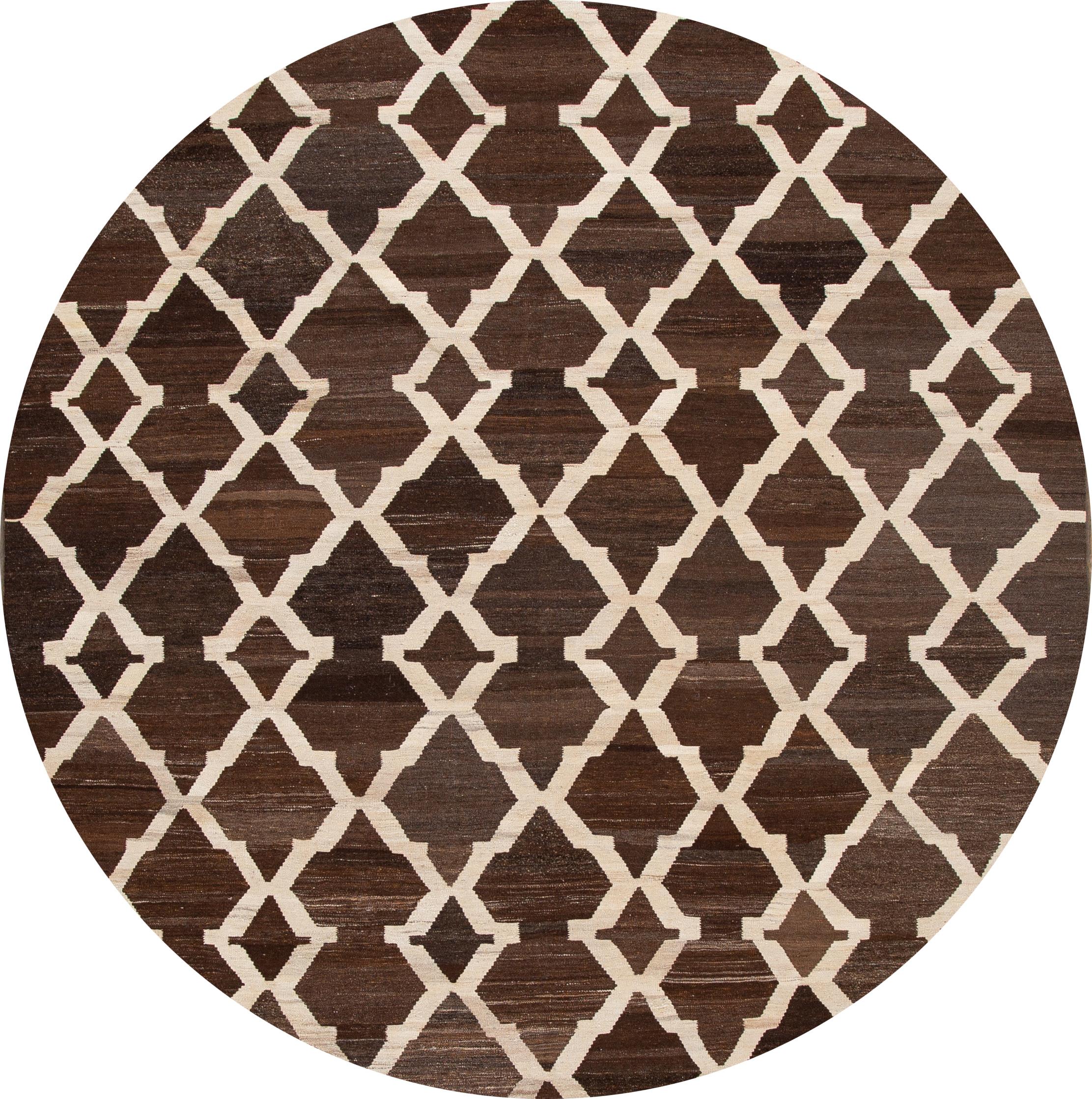 Beautiful hand knotted wool, contemporary Turkish Kilim rug. This rug features a brownfield with an ivory interlocking geometric pattern,

circa 2015.

This rug measures 8' 4
