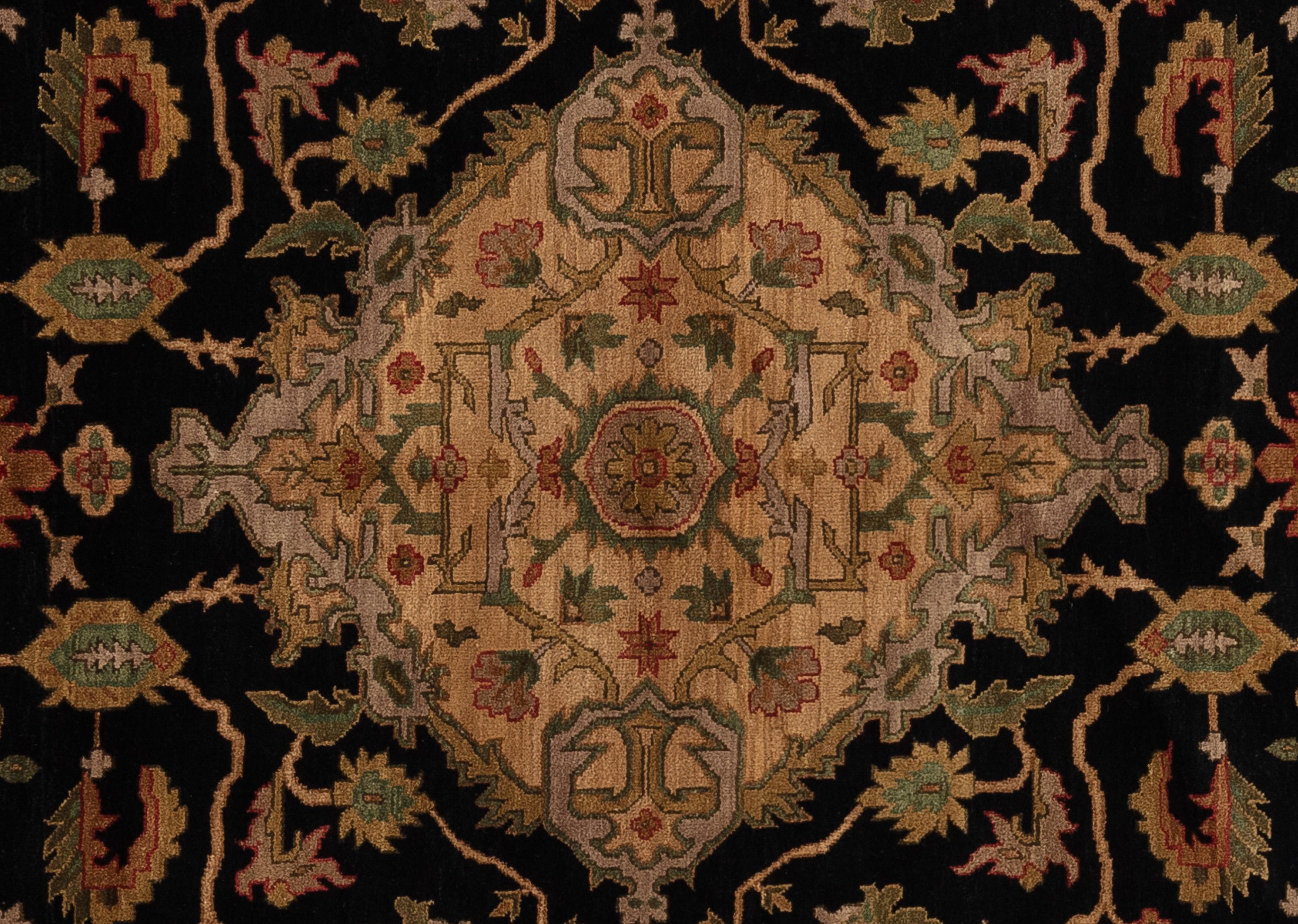 Tappeto Agra dall'India, moderno e senza tempo, con un motivo decorativo a fiori e viti. Tessuta a mano da maestri tessitori e realizzata al 100% in lana. Questo sofisticato tappeto presenta un perfetto equilibrio di toni chiari e scuri che lo