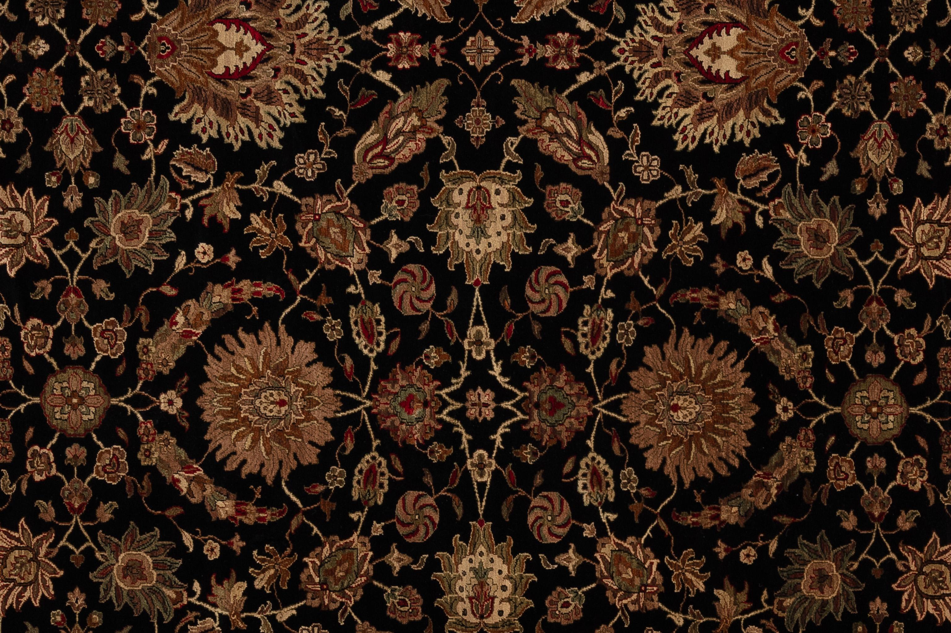 Tappeto Agra dall'India, moderno e senza tempo, con un motivo decorativo a fiori e viti. Tessuta a mano da maestri tessitori e realizzata al 100% in lana. Questo sofisticato tappeto presenta un perfetto equilibrio di toni chiari e scuri che lo