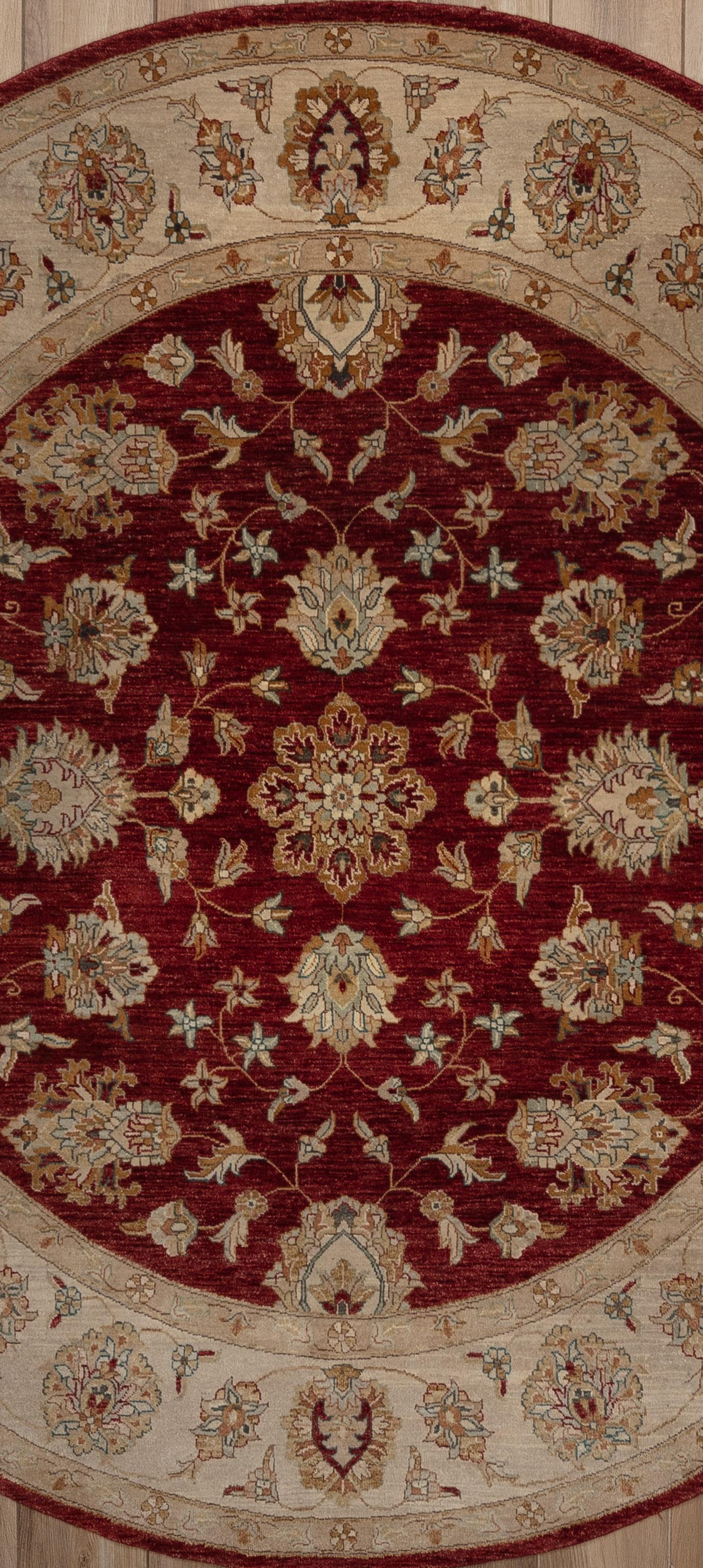 Tappeto Agra dall'India, moderno e senza tempo, con un motivo decorativo a fiori e viti. Tessuta a mano da maestri tessitori e realizzata al 100% in lana. Questo sofisticato tappeto presenta un perfetto equilibrio di toni chiari e scuri che lo