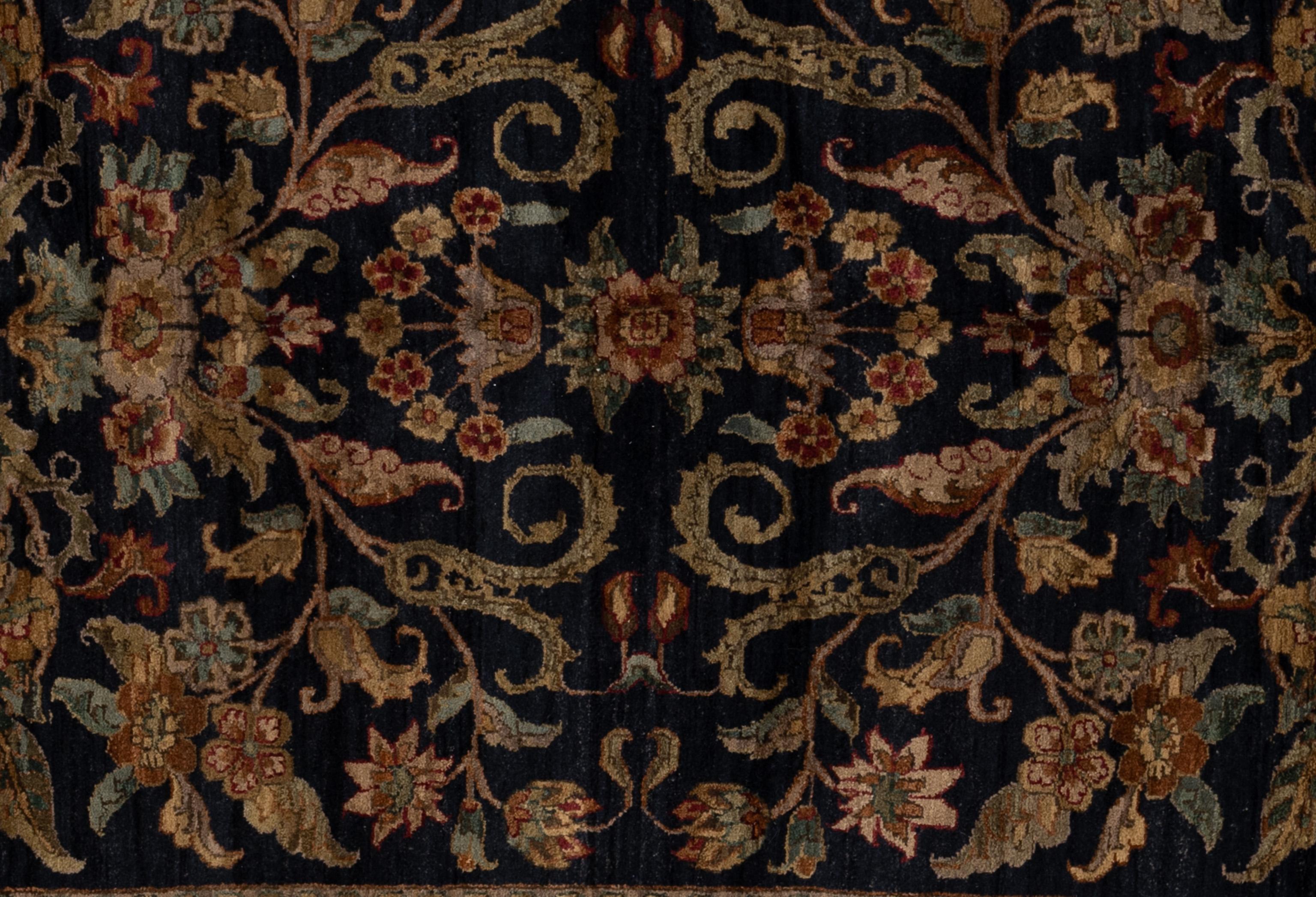 Tappeto Agra dall'India, moderno e senza tempo, con un motivo decorativo a fiori e viti. Tessuta a mano da maestri tessitori e realizzata al 100% in lana. Questo sofisticato tappeto presenta un perfetto equilibrio di toni chiari e scuri che lo