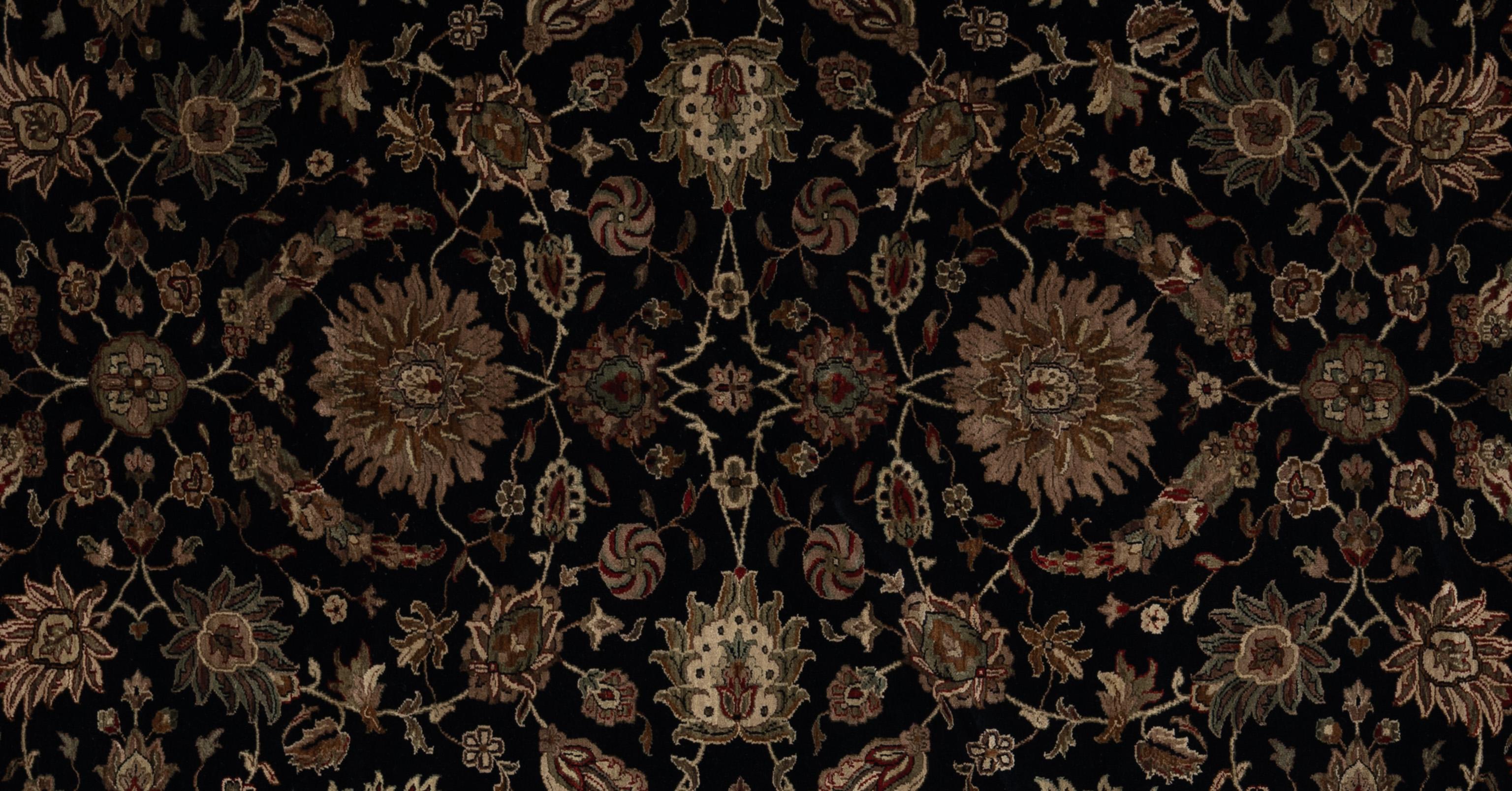Tappeto Agra dall'India, moderno e senza tempo, con un motivo decorativo a fiori e viti. Tessuta a mano da maestri tessitori e realizzata al 100% in lana. Questo sofisticato tappeto presenta un perfetto equilibrio di toni chiari e scuri che lo