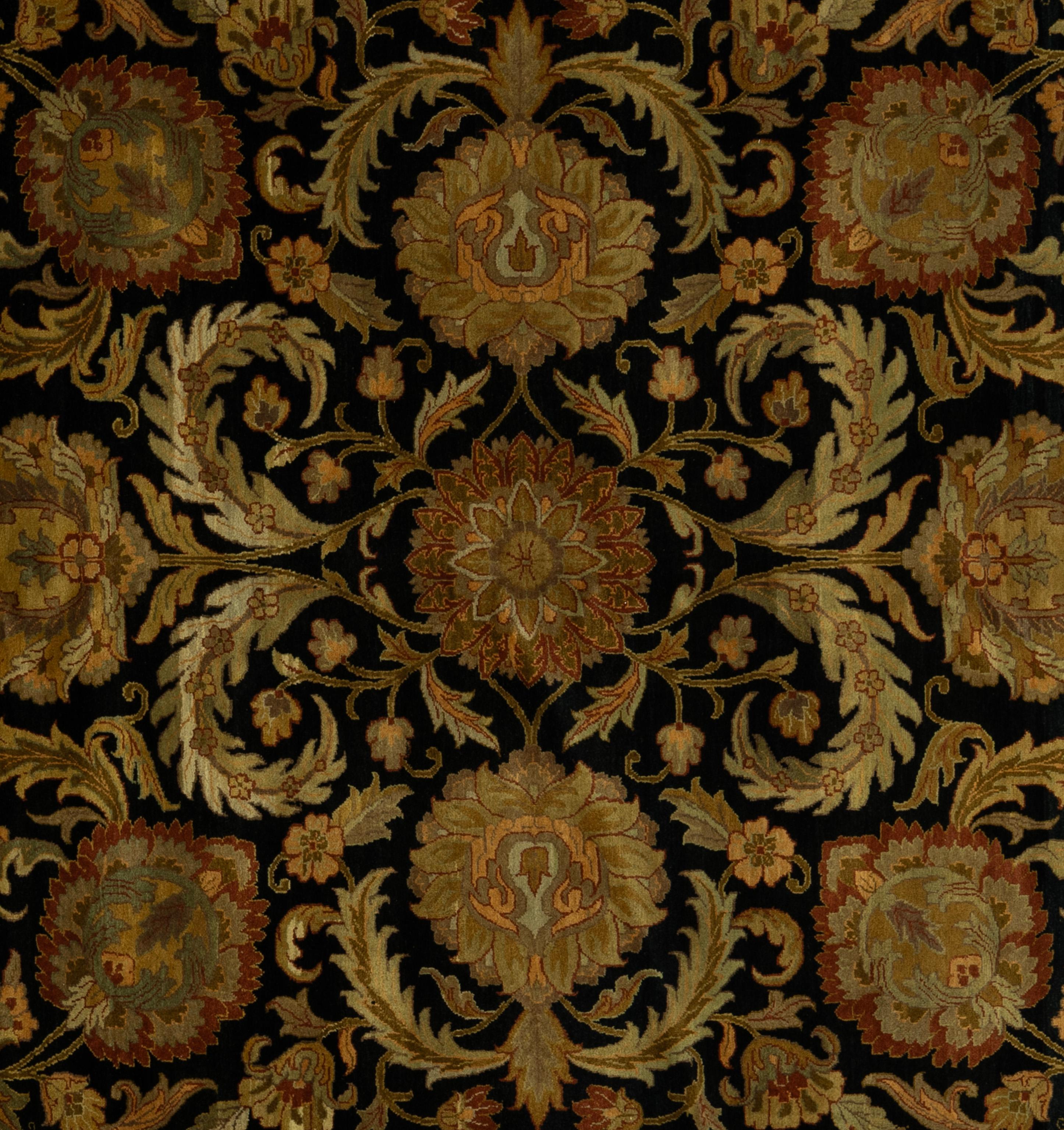 Tapis Agra de l'Inde, à la fois moderne et intemporel, magnifiquement détaillé et orné d'un motif décoratif de fleurs et de vignes. Tissé à la main par des maîtres tisserands et composé de 100% de laine. Ce tapis sophistiqué présente un équilibre