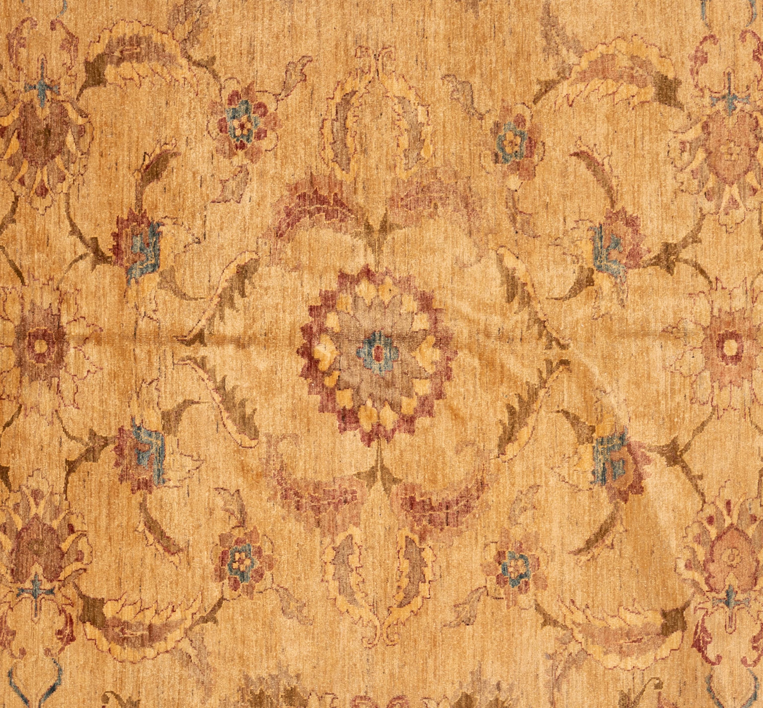 Tappeto Agra dall'India, moderno e senza tempo, con un motivo decorativo a fiori e viti. Tessuta a mano da maestri tessitori e realizzata al 100% in lana. Questo sofisticato tappeto presenta un perfetto equilibrio di toni chiari e scuri che lo