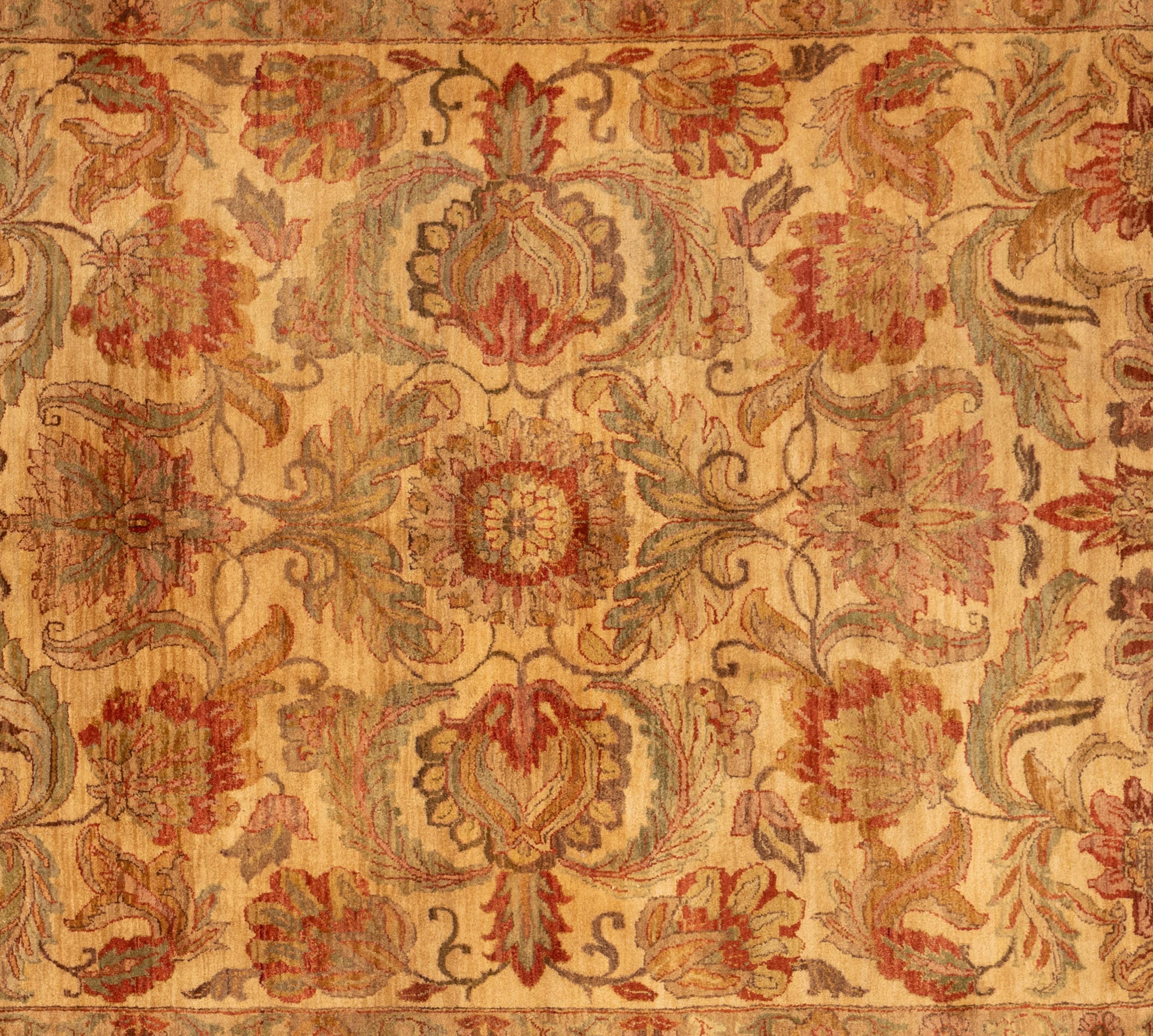 Tappeto Agra dall'India, moderno e senza tempo, con un motivo decorativo a fiori e viti. Tessuta a mano da maestri tessitori e realizzata al 100% in lana. Questo sofisticato tappeto presenta un perfetto equilibrio di toni chiari e scuri che lo