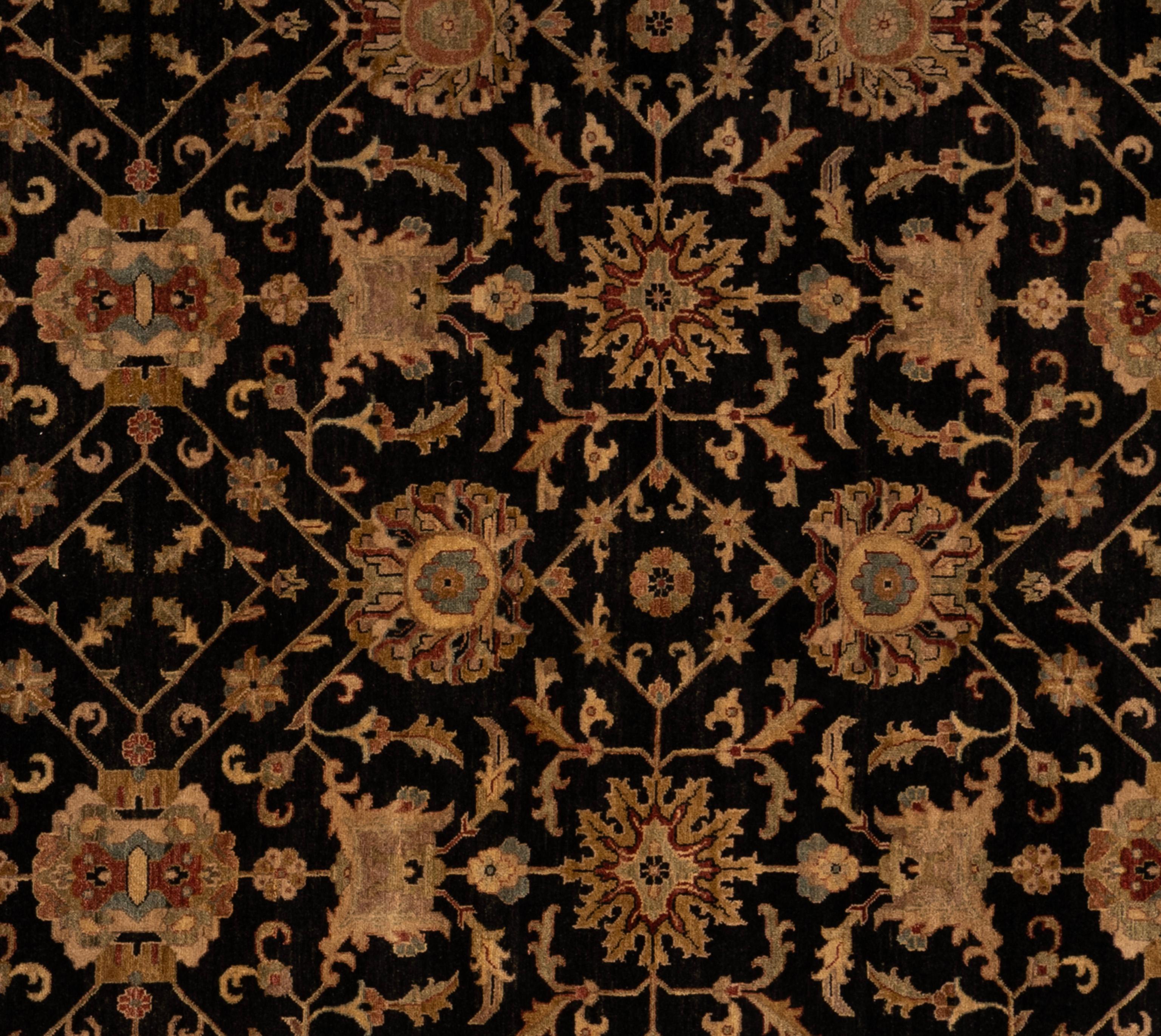 Tappeto Agra dall'India, moderno e senza tempo, con un motivo decorativo a fiori e viti. Tessuta a mano da maestri tessitori e realizzata al 100% in lana. Questo sofisticato tappeto presenta un perfetto equilibrio di toni chiari e scuri che lo