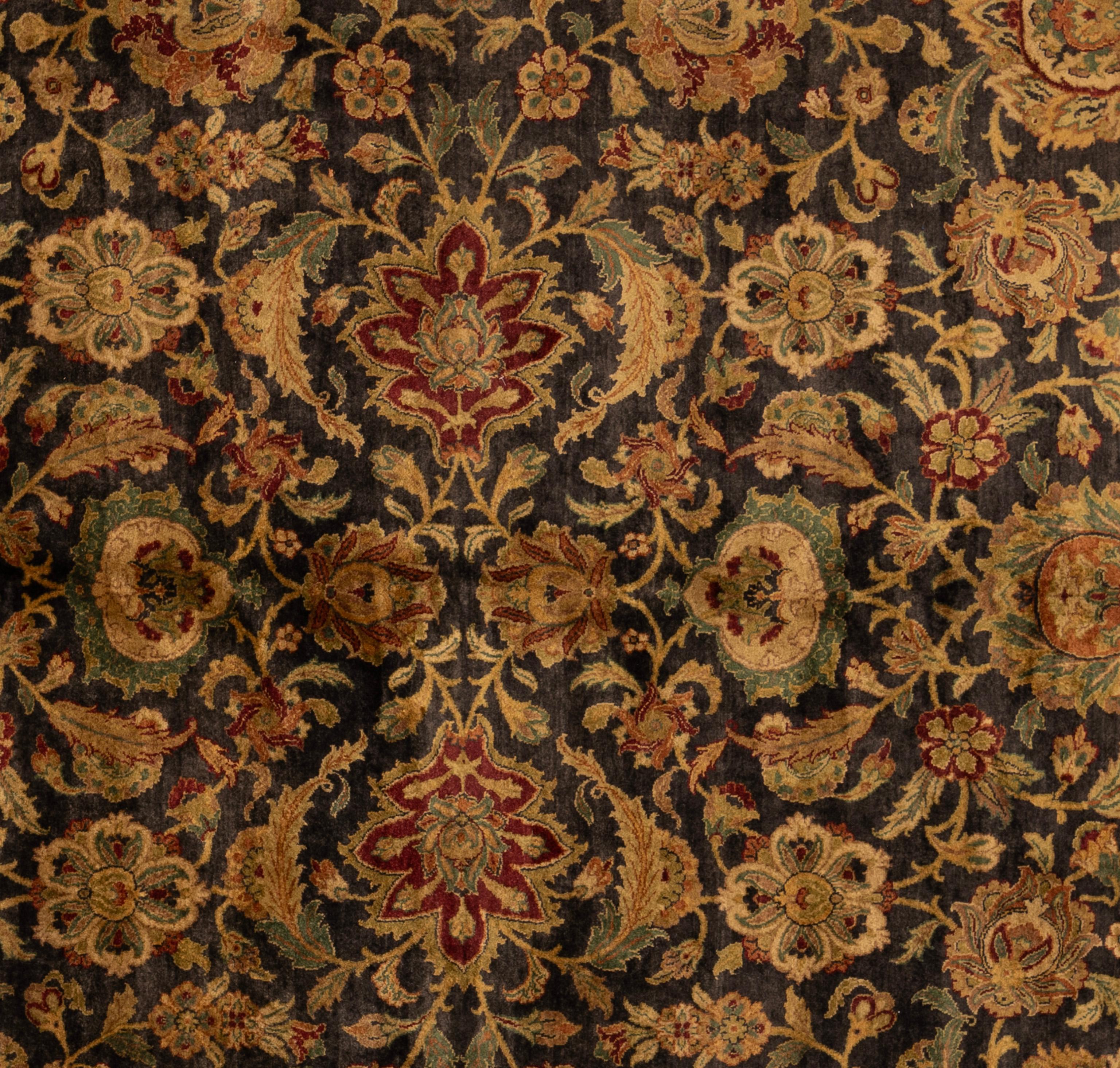 Tappeto Agra dall'India, moderno e senza tempo, con un motivo decorativo a fiori e viti. Tessuta a mano da maestri tessitori e realizzata al 100% in lana. Questo sofisticato tappeto presenta un perfetto equilibrio di toni chiari e scuri che lo
