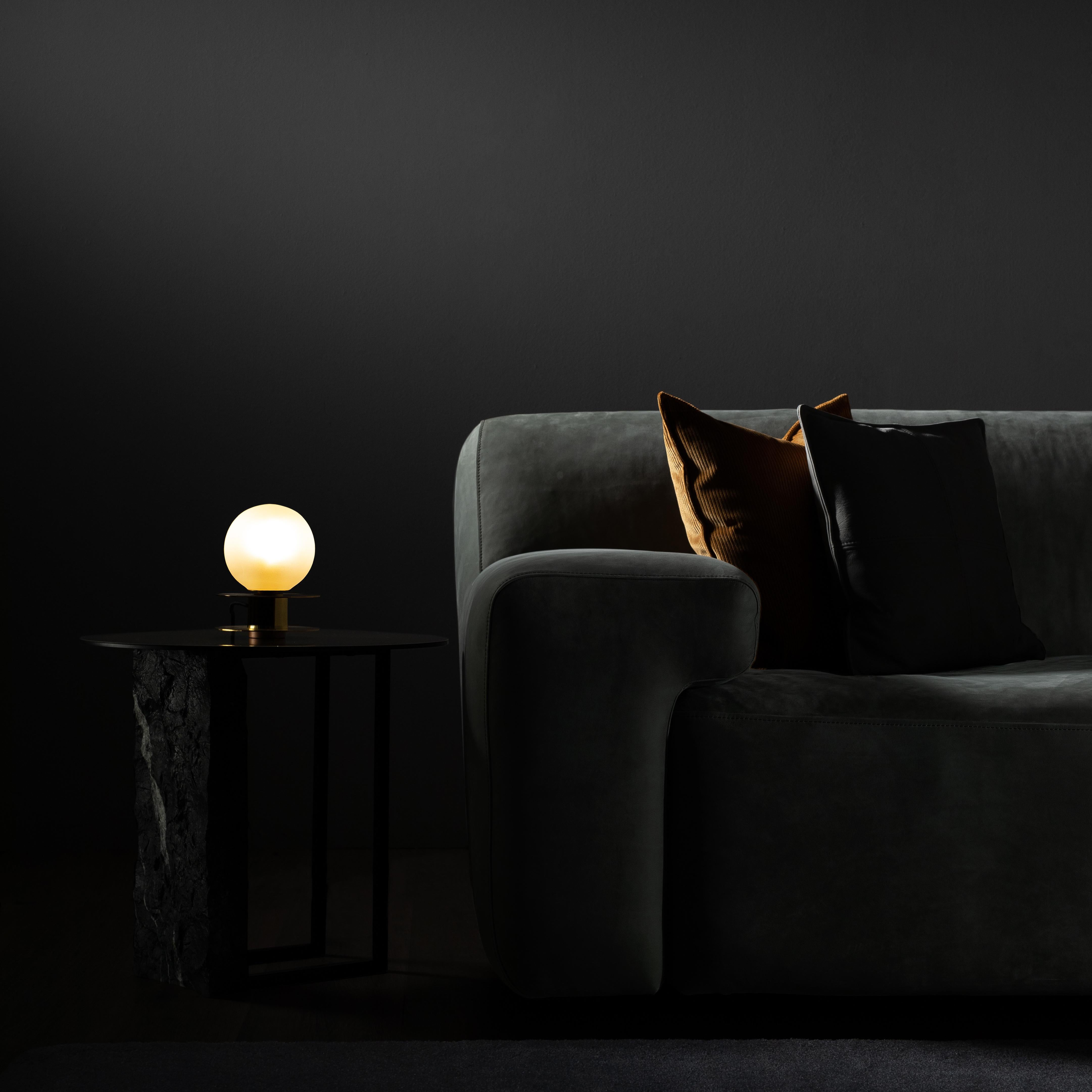 Modernes Almourol-Sofa, hellblaues Leder, handgefertigt in Portugal von Greenapple im Angebot 6