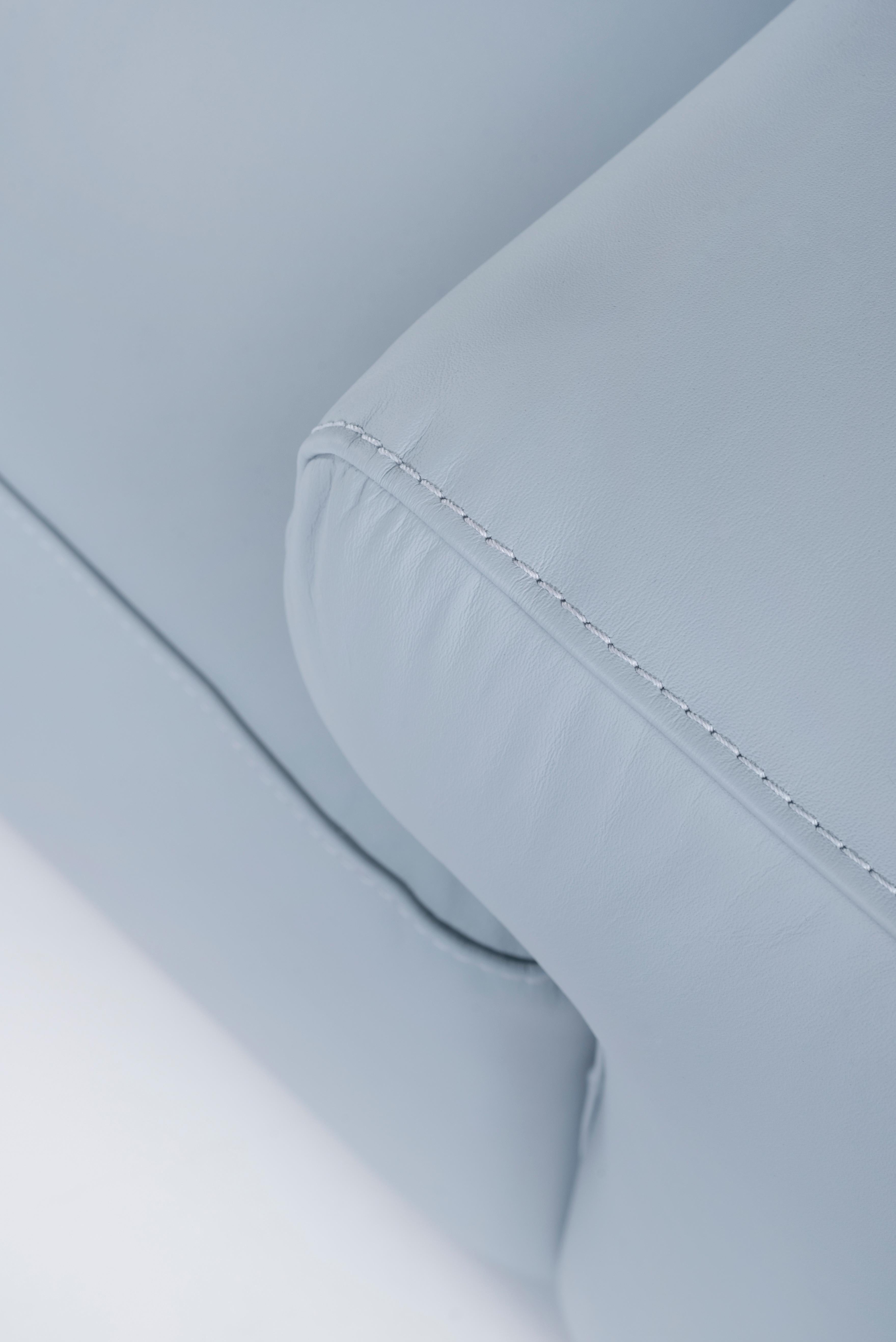 Modernes Almourol-Sofa, hellblaues Leder, handgefertigt in Portugal von Greenapple (Lackiert) im Angebot
