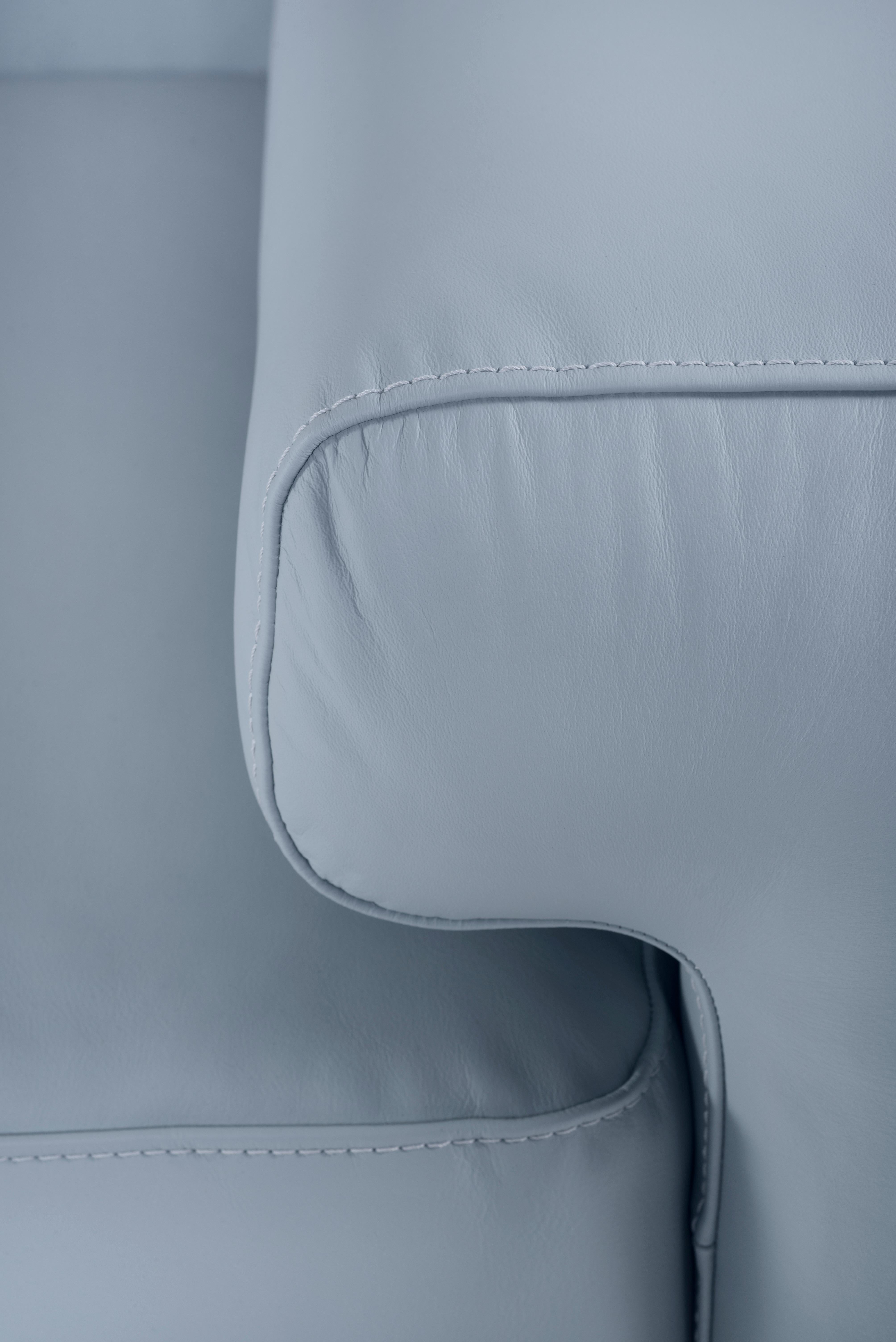 Modernes Almourol-Sofa, hellblaues Leder, handgefertigt in Portugal von Greenapple (21. Jahrhundert und zeitgenössisch) im Angebot
