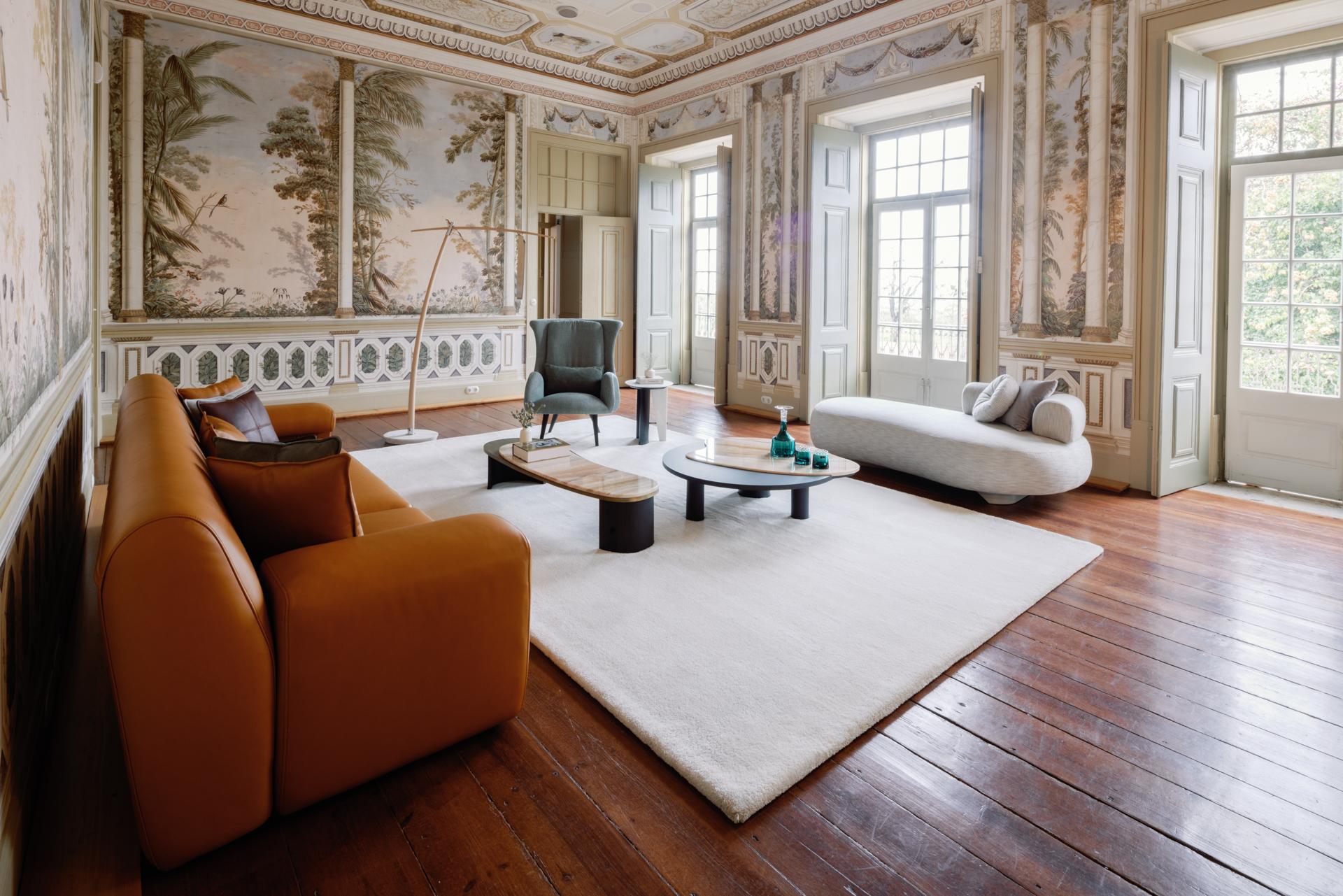 Modernes Almourol-Sofa, Kamelfarbenes italienisches Leder, handgefertigt in Portugal von Greenapple (Messing) im Angebot