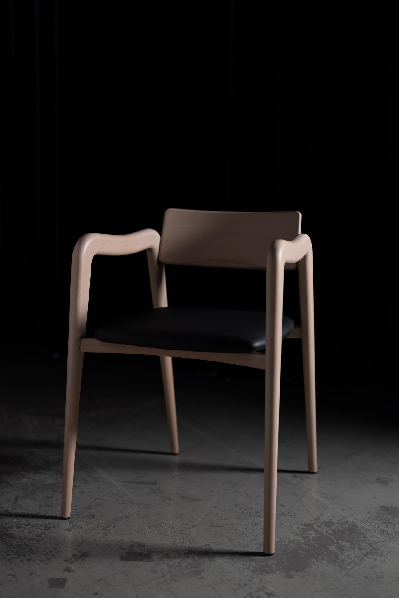 Anjos Chair, Contemporary Collection, Handcrafted in Portugal - Europe by Greenapple.

Conçue par Rute Martins pour la Collection Contemporary, la chaise de salle à manger Anjos s'inspire de la beauté pittoresque de la cascade d'Anjos sur l'île de