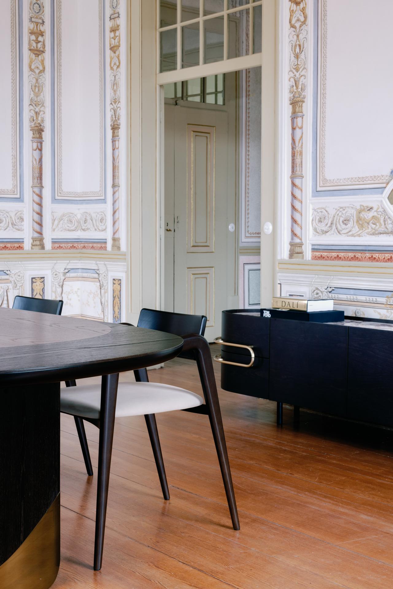 Cuir Chaises de salle à manger Anjos, cuir italien, fabriquées à la main au Portugal par Greenapple en vente