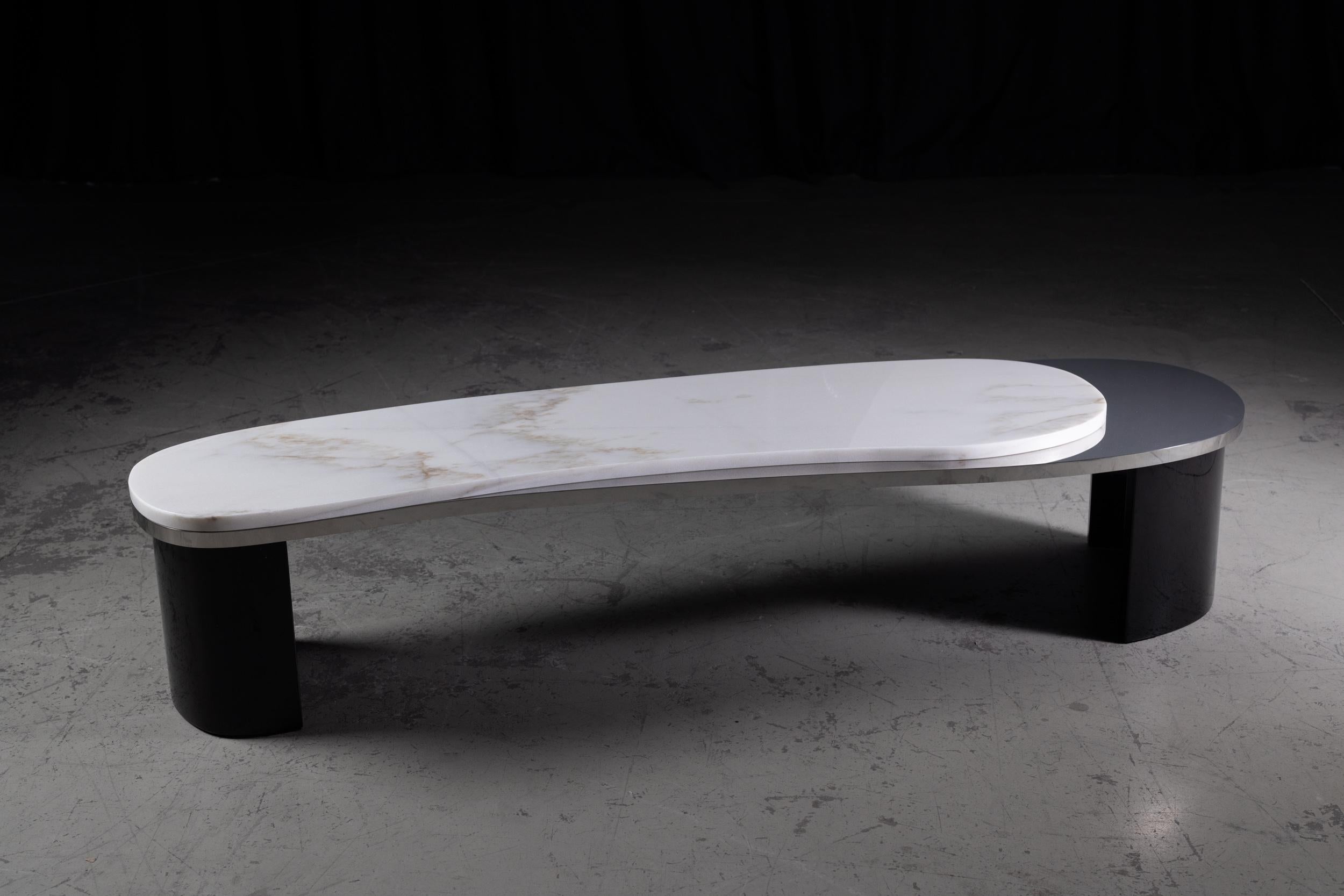 Fait main Table basse moderne Armona, marbre, acier inoxydable, fait à la main Portugal Greenapple en vente