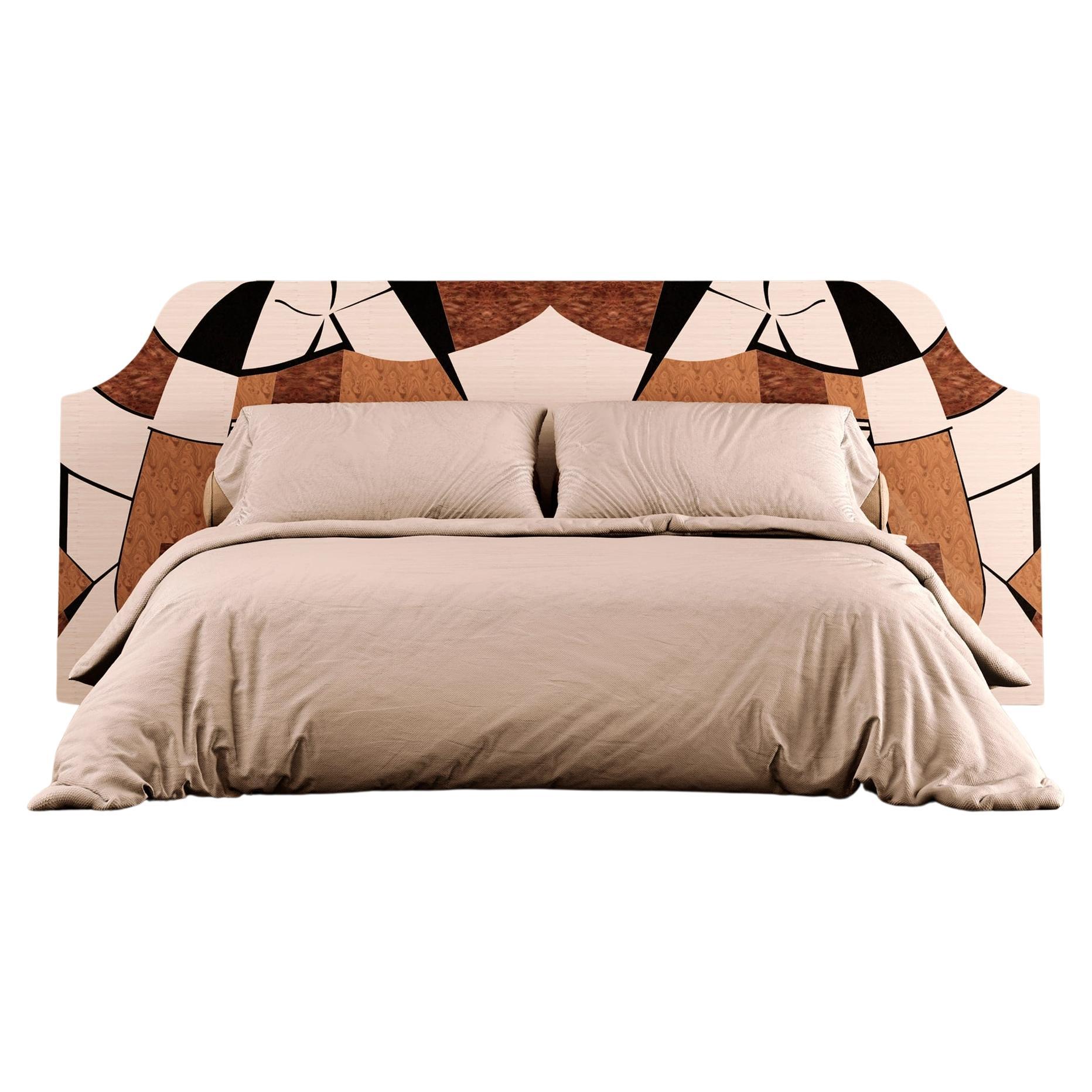 Modernes Bett, King Size, Holz-Kopfteil, Intarsien, abstraktes Muster, 21. Jahrhundert