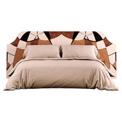 Modernes Bett, King Size, Holz-Kopfteil, Intarsien, abstraktes Muster, 21. Jahrhundert