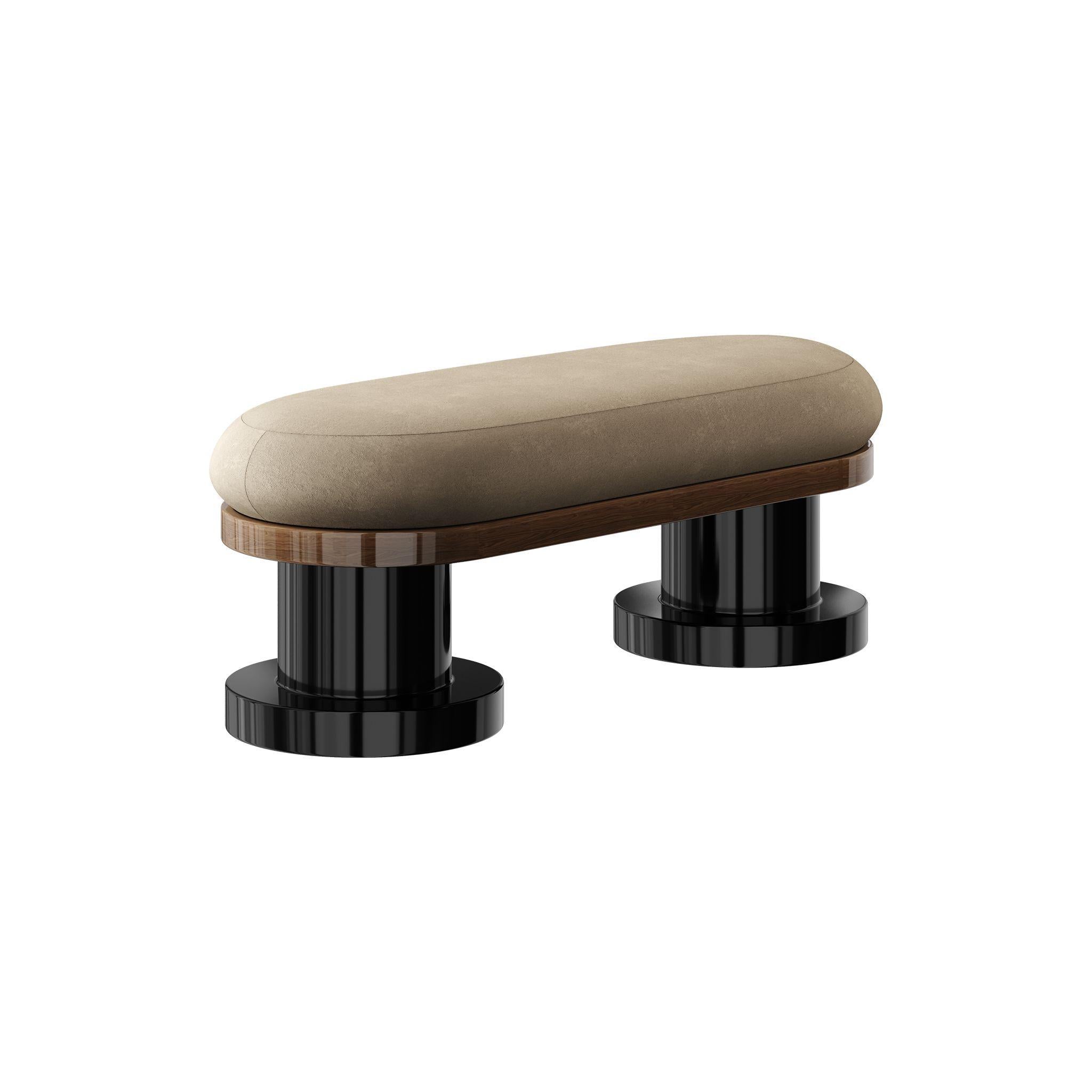 Le banc Theo est une pièce de design moderne à la pointe de la modernité. Il allie fonctionnalité et éléments de design audacieux. Doté d'une base en bois et d'un revêtement en velours doux, il incarne une ambiance fraîche et jeune qui rappelle