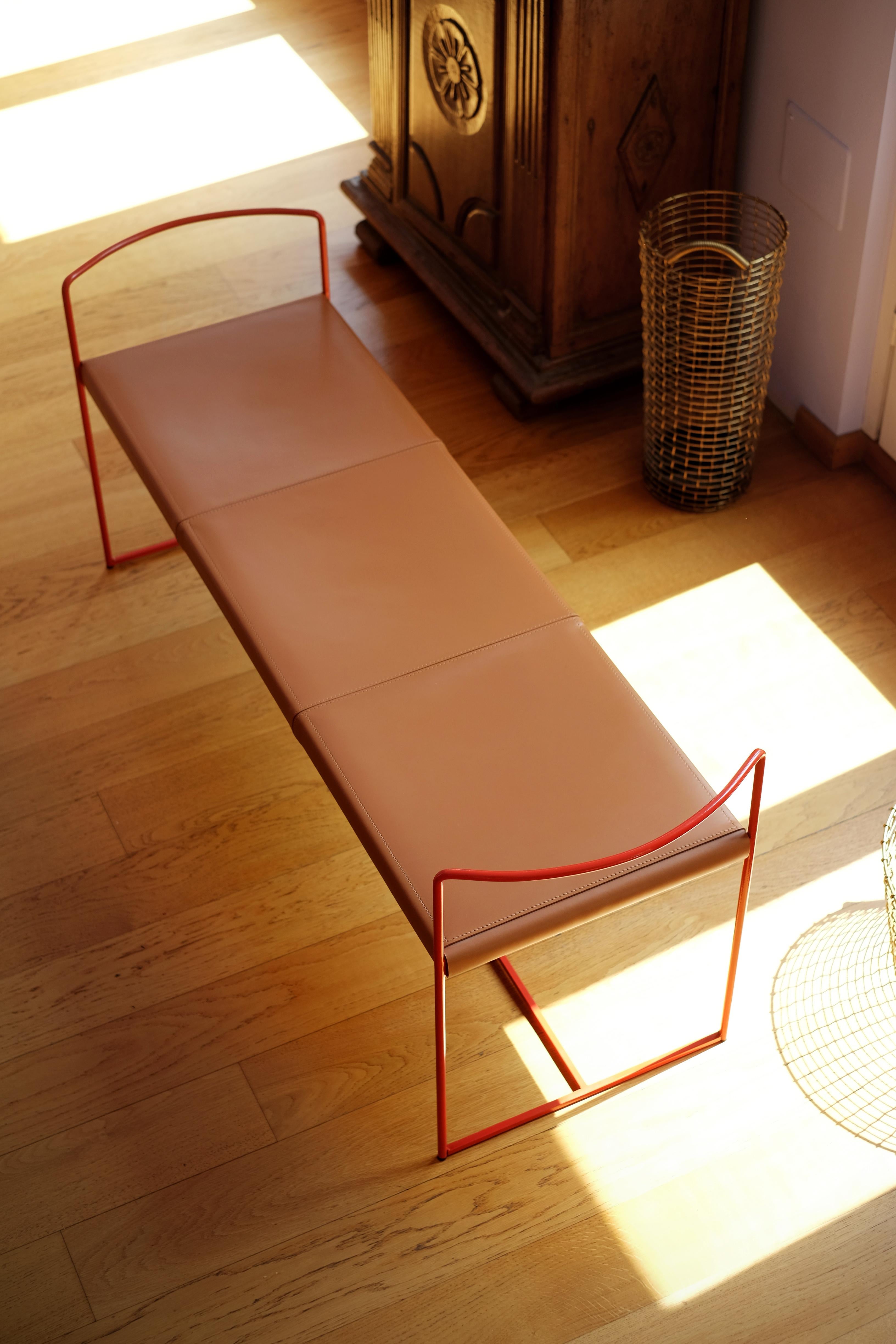 XXIe siècle et contemporain Banc moderne du 21e siècle avec structure en acier peint et assise en cuir de peau en vente