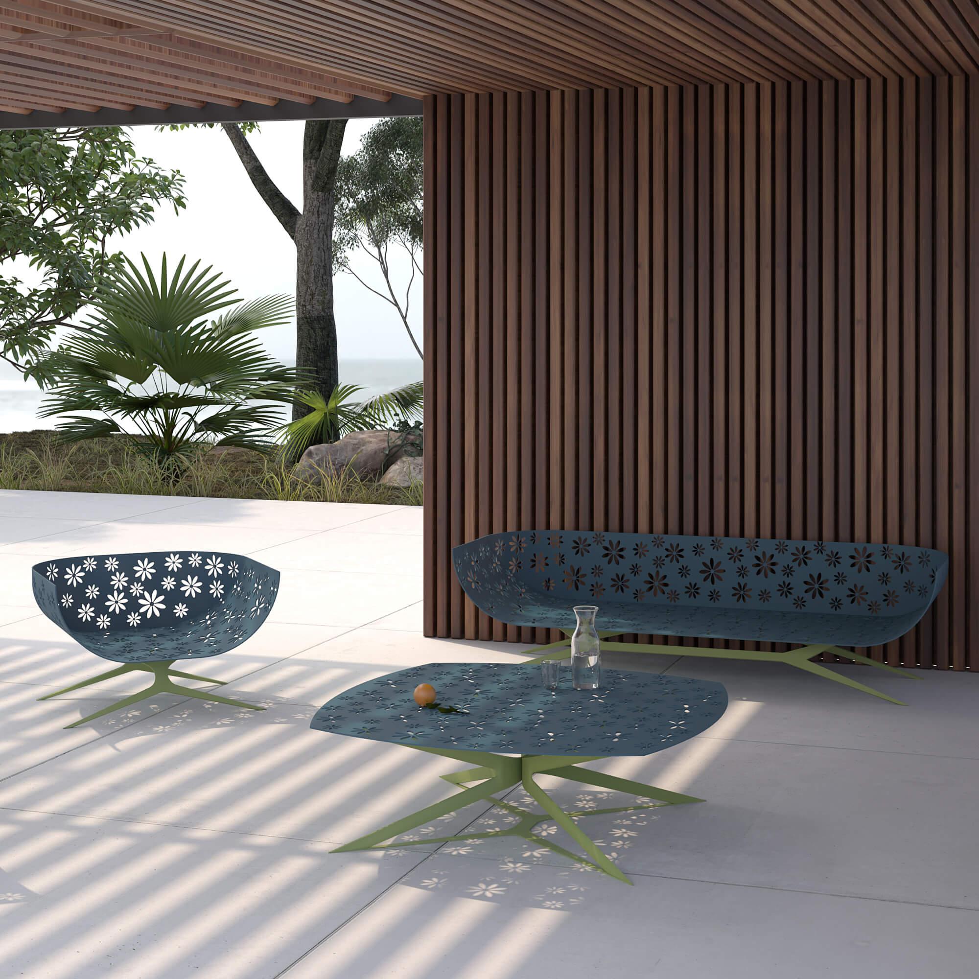 Modernes blau-grünes Dreisitzer-Sofa für den Außenbereich Gebogene Rückenlehne mit ausgeschnittenen Blumen (21. Jahrhundert und zeitgenössisch) im Angebot