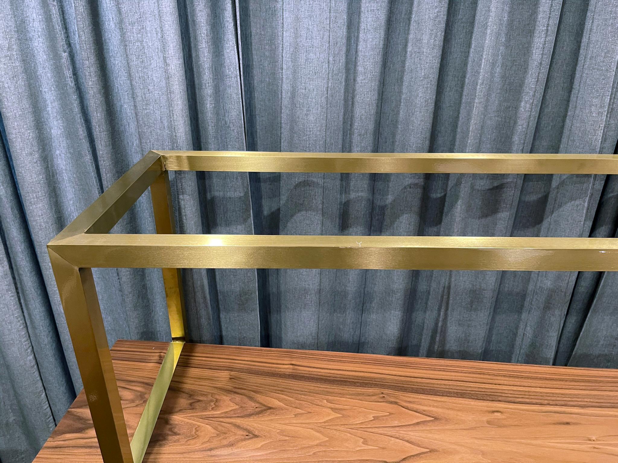 Modern Minimalist Bookcase with Shelves in Walnut Wood and Brushed Brass For Sale 2