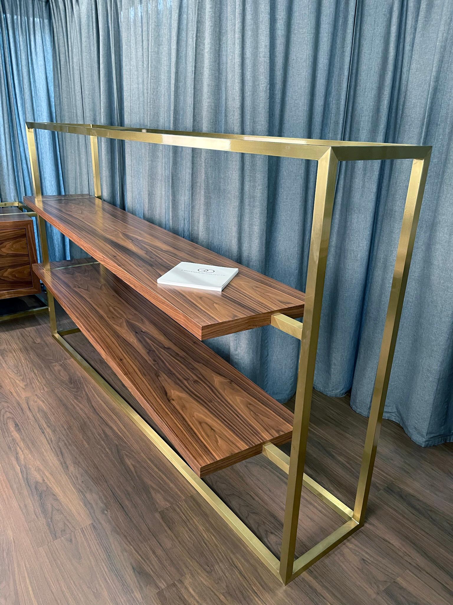 Modernes minimalistisches Bücherregal mit Einlegeböden aus Nussbaumholz und gebürstetem Messing (21. Jahrhundert und zeitgenössisch) im Angebot