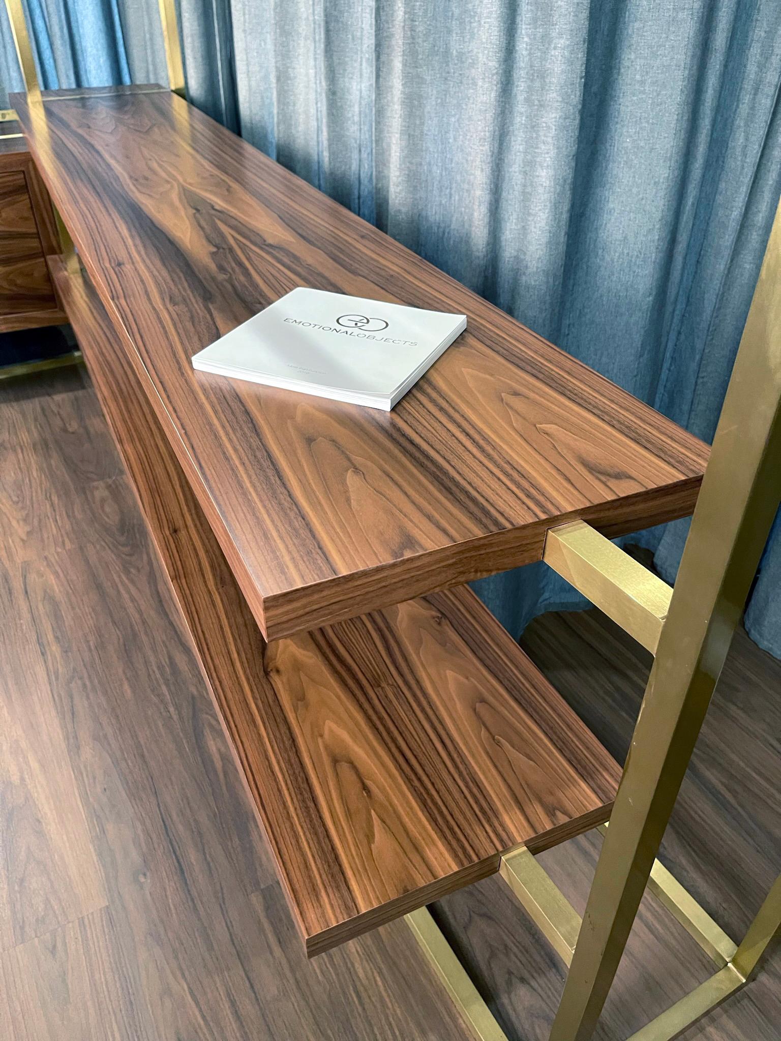 Modernes minimalistisches Bücherregal mit Einlegeböden aus Nussbaumholz und gebürstetem Messing im Angebot 1