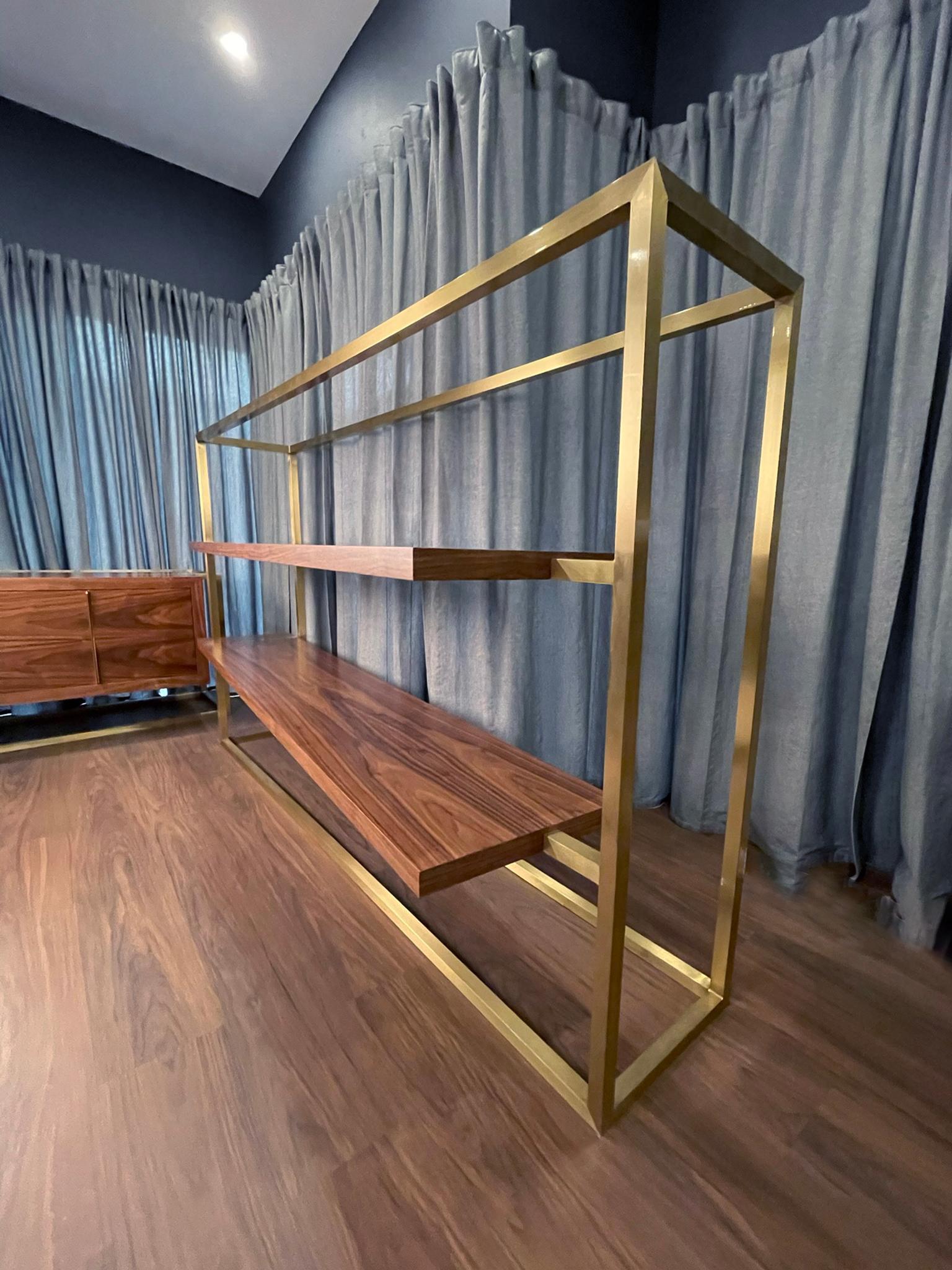 Modernes minimalistisches Bücherregal mit Einlegeböden aus Nussbaumholz und gebürstetem Messing im Angebot 2