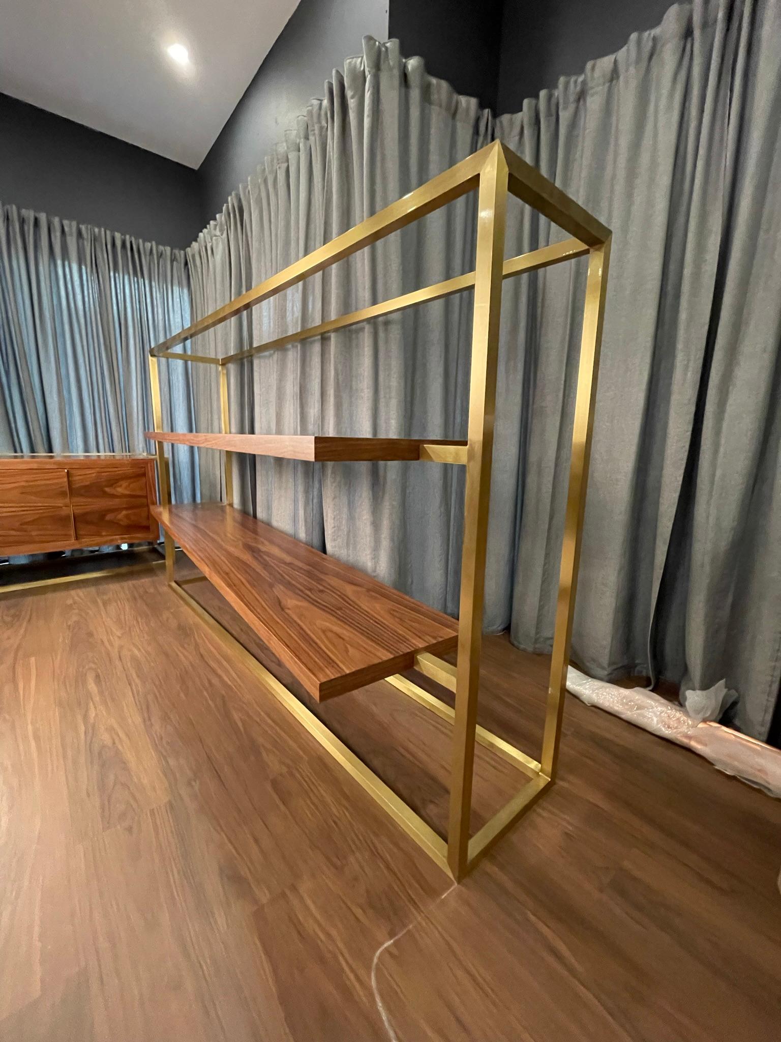 Modern Bookcase with Shelves in Walnut Wood and Brushed Brass For Sale 1