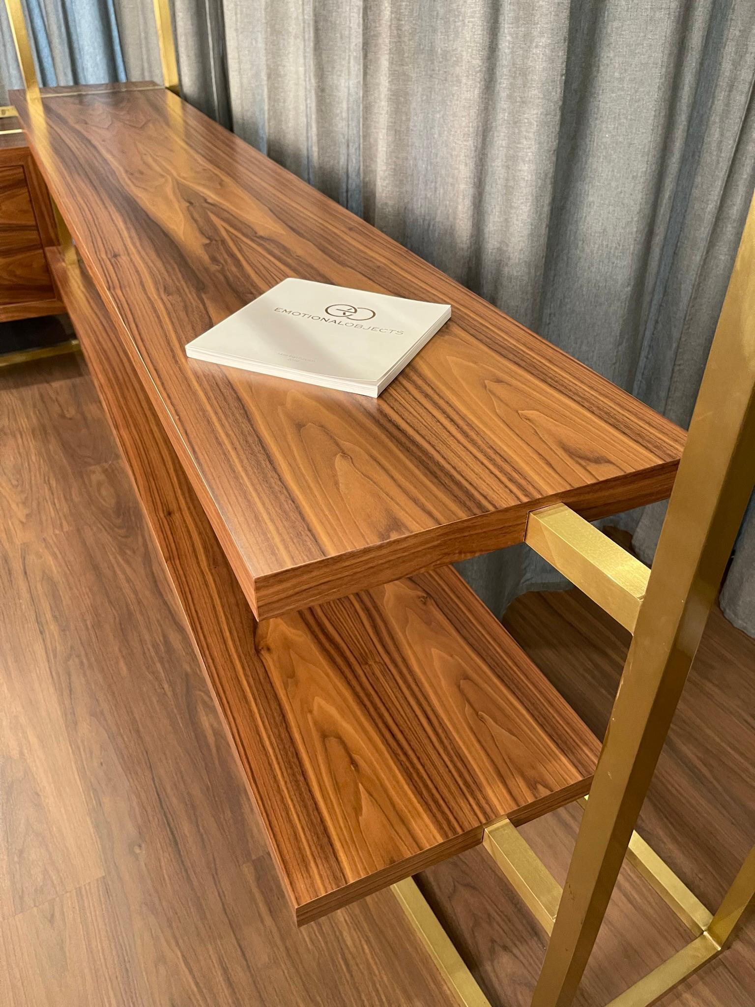 Modernes minimalistisches Bücherregal mit Einlegeböden aus Ebenholz, Makassarholz, gebürstetem Messing im Angebot 2