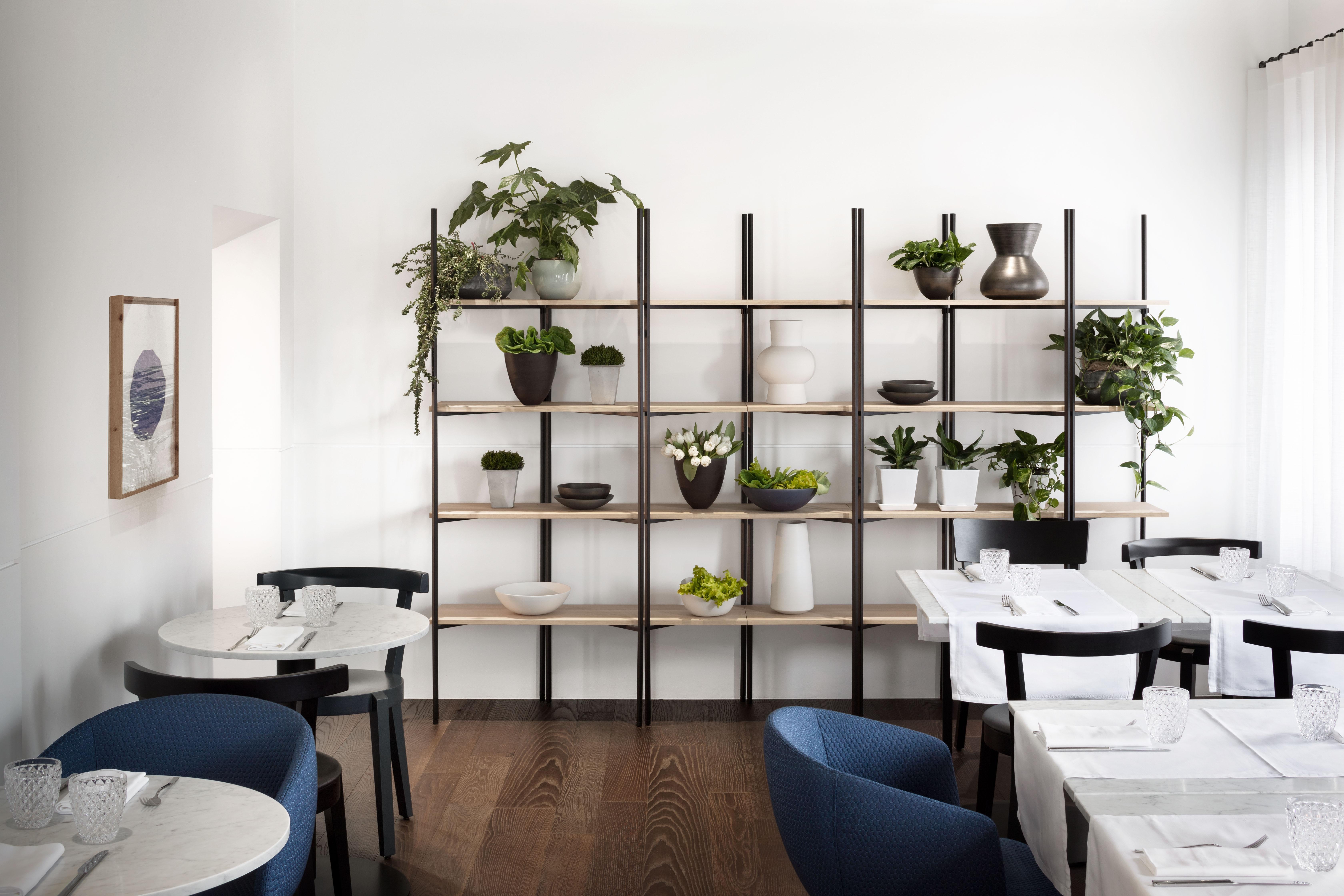 This is a very flexible shelving system that can suit any type of space. With a simple shifting in the assembling of the shelves, a variety of possible configurations is available, different in terms of shape and dimensions: linear, on a corner or