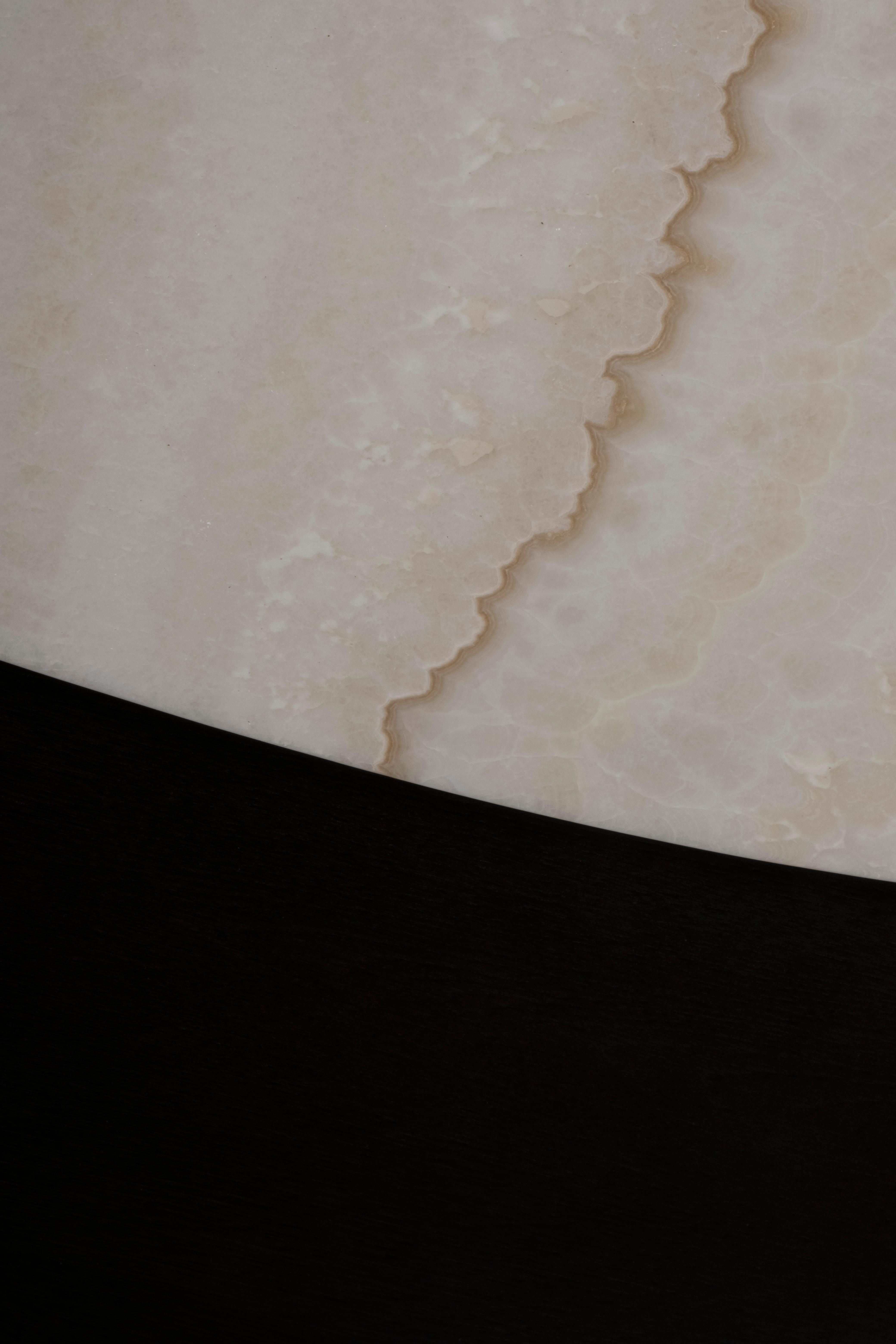 Moderner Bordeira-Couchtisch, weißer Onyx, handgefertigt in Portugal von Greenapple (Messing) im Angebot