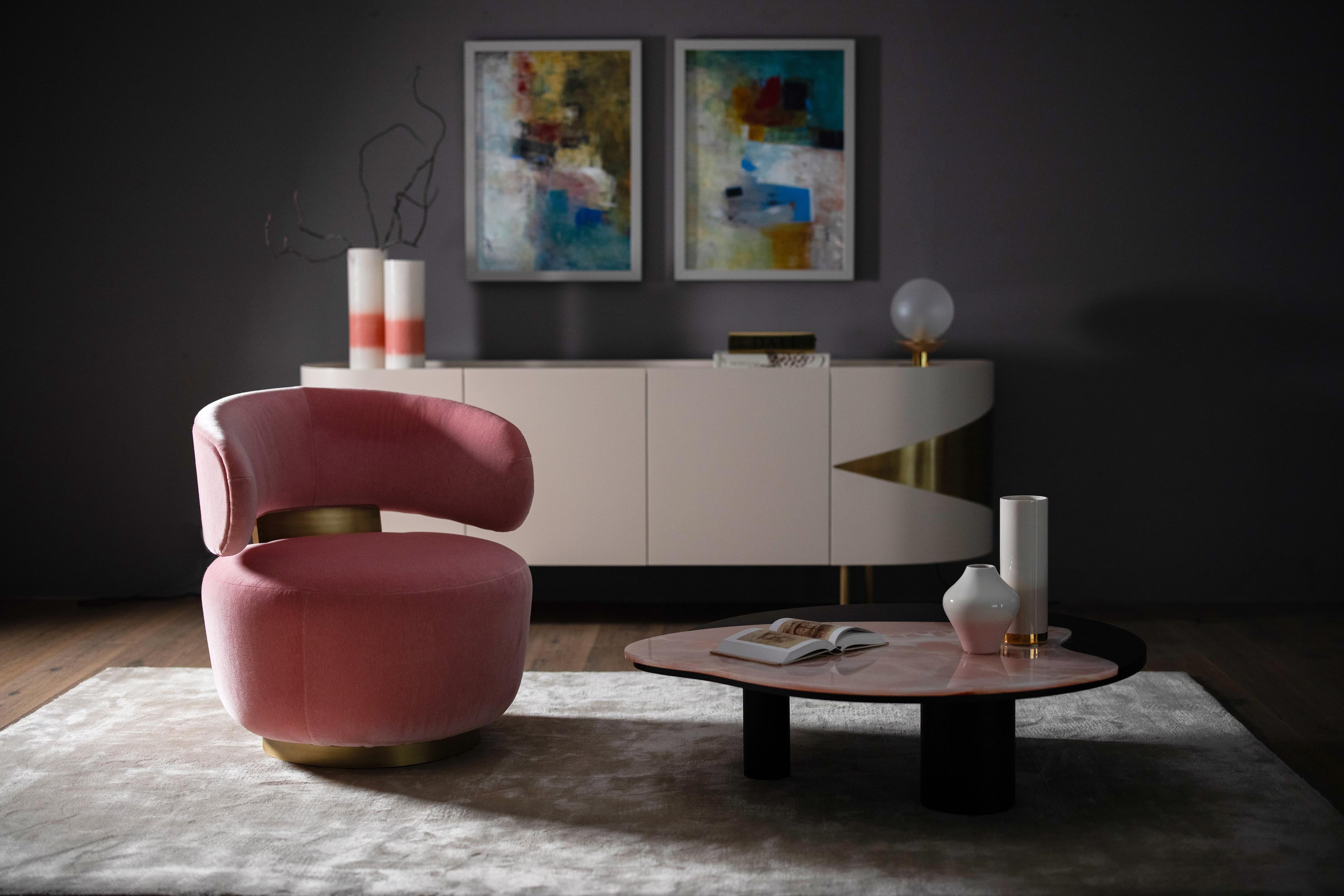 Caju Swivel Lounge Chair, Contemporary Collection, handgefertigt in Portugal - Europa von Greenapple.

Der Loungesessel Caju ist ein trendiges Möbelstück, das die organische Form einer Cashew verkörpert. Der mit rosafarbenem Samt gepolsterte