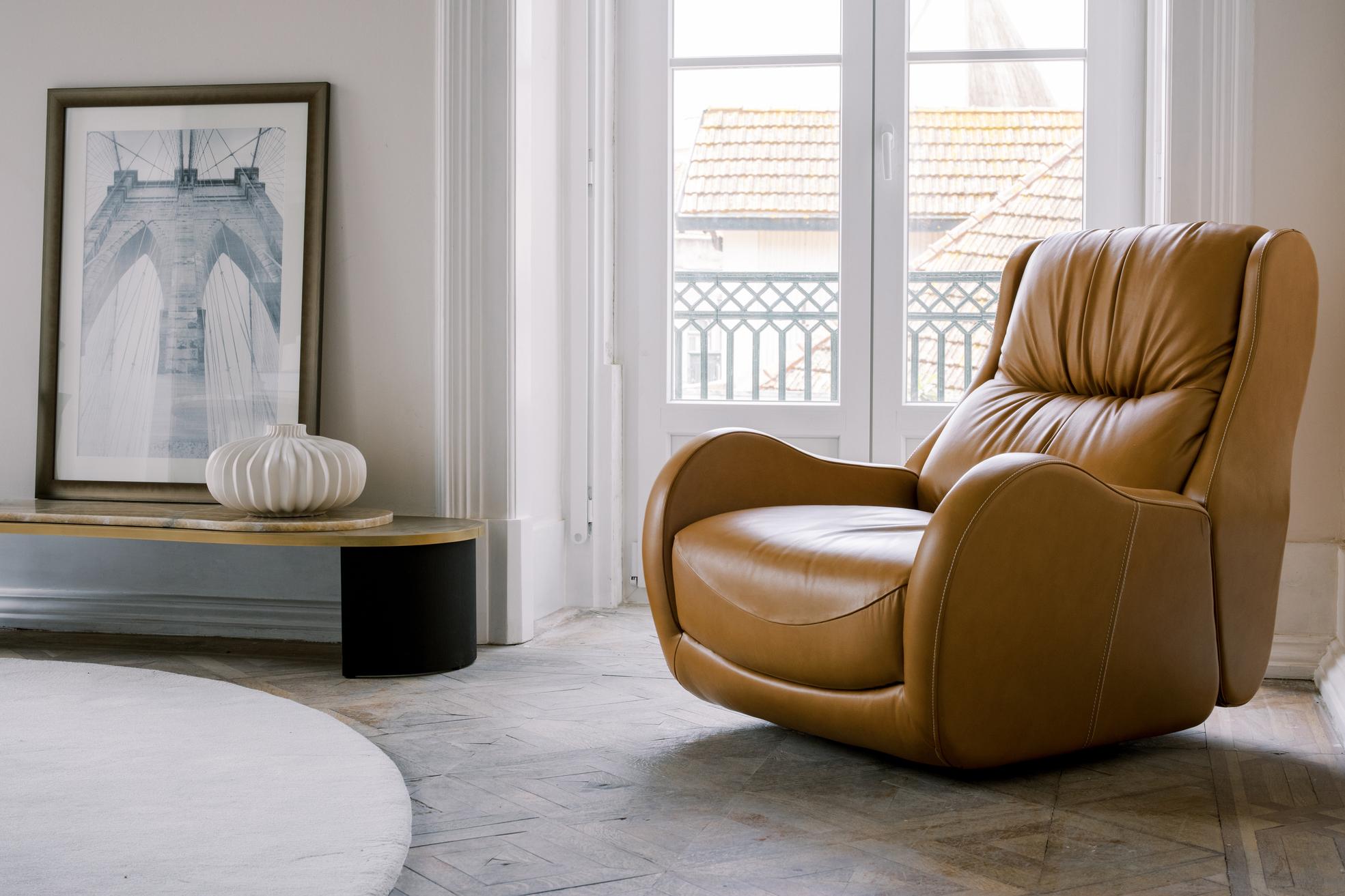 Capelinhos Swivel Lounge Chair, Contemporary Collection, Handcrafted in Portugal - Europe by Greenapple.

The Capelinhos leather lounge chair stands as a testament to timeless comfort. Much like a fine wine, Capelinhos ages gracefully with its