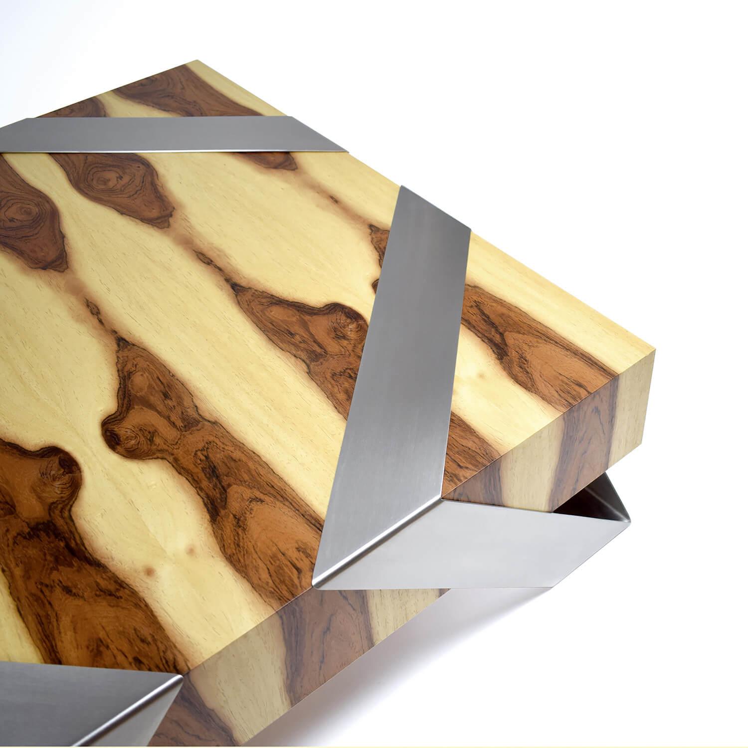 Moderner, minimalistischer, quadratischer Couchtisch aus gebürstetem Tineo-Holz und Edelstahl im Angebot 7