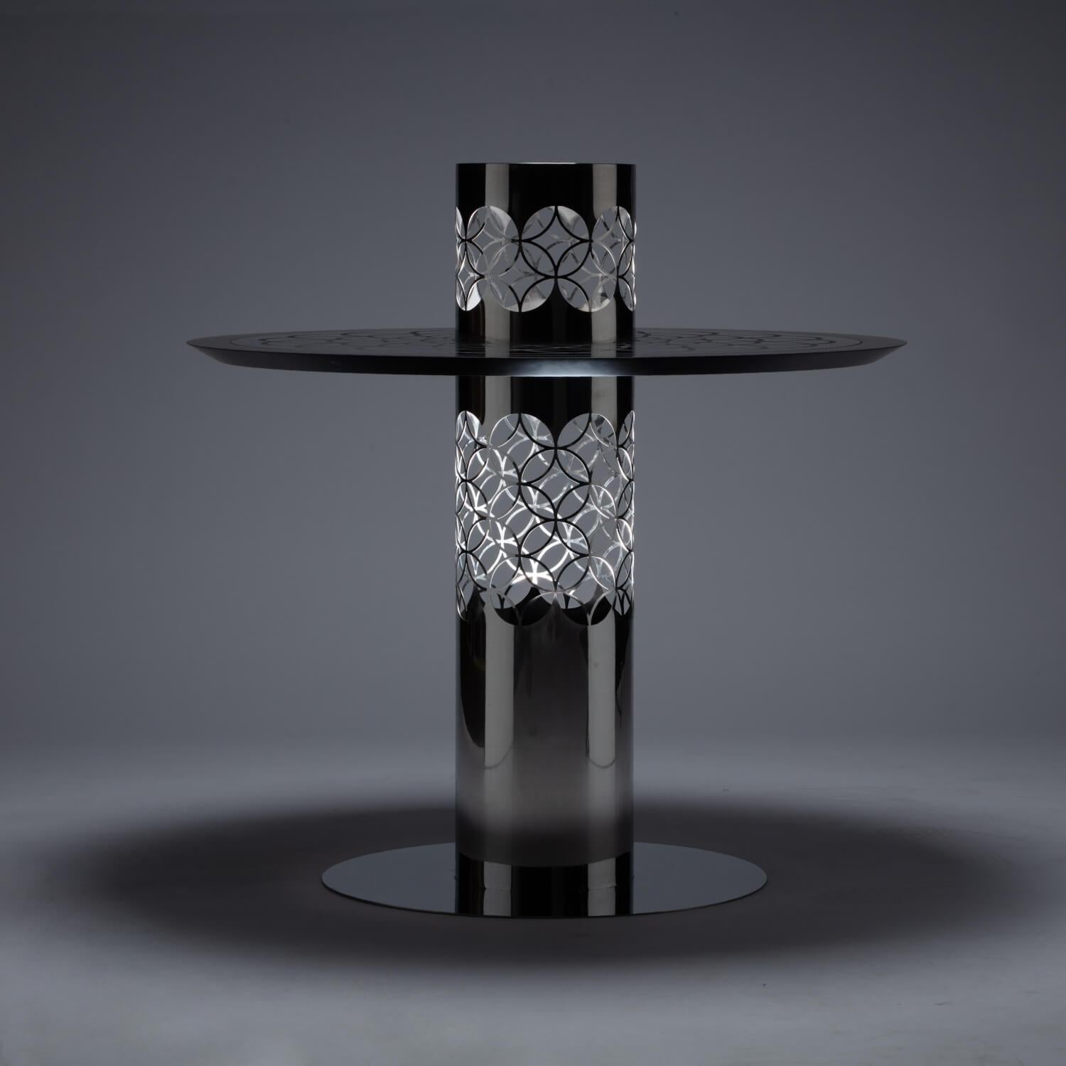 Portoghese Tavolino da tè moderno di ispirazione araba in acciaio inox lucido e vetro nero in vendita
