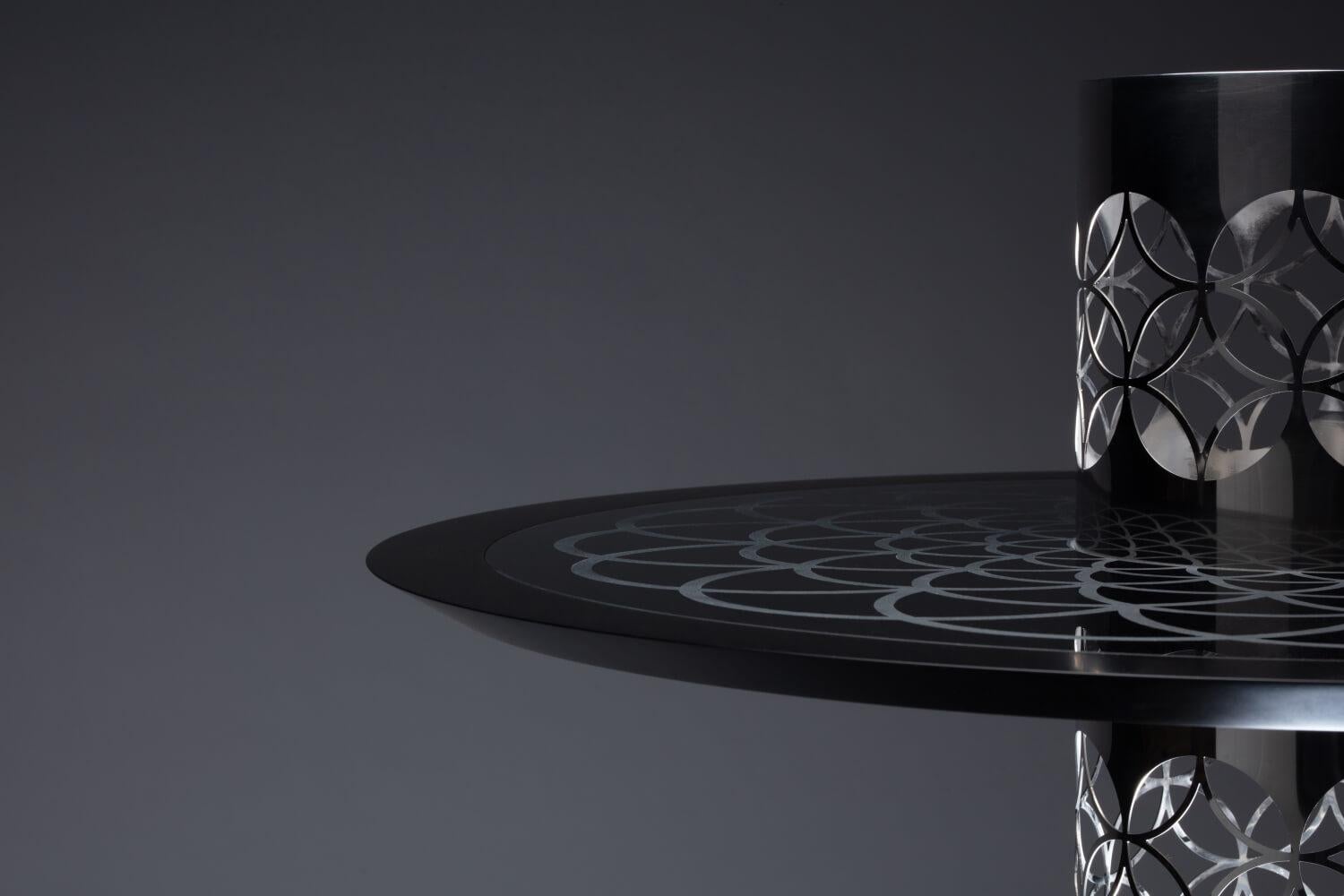 Satinato Tavolino da tè moderno di ispirazione araba in acciaio inox lucido e vetro nero in vendita