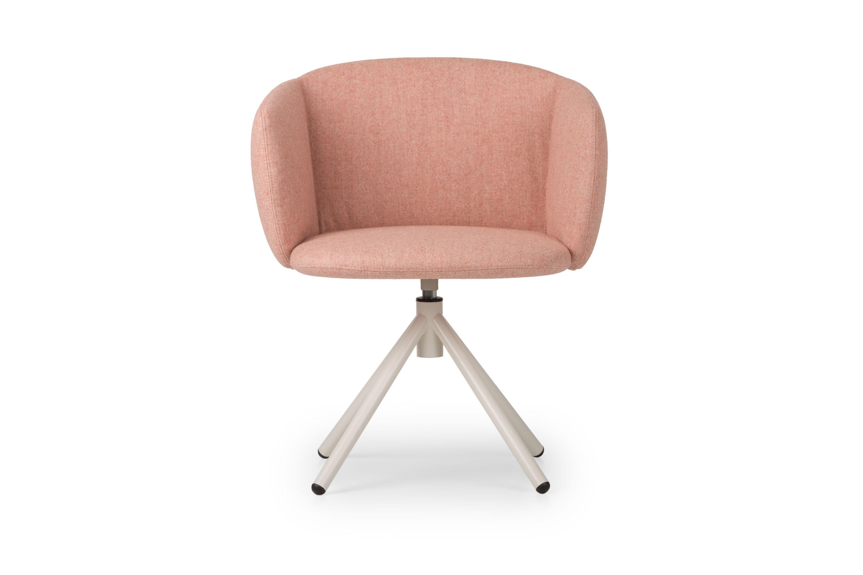 A large enveloping shell encloses the seat in a soft embrace. The stitching defines and designs the soft lines, providing an elegant and versatile look. Suitable for conference rooms and relaxation areas in hotels and residences. The Not family of