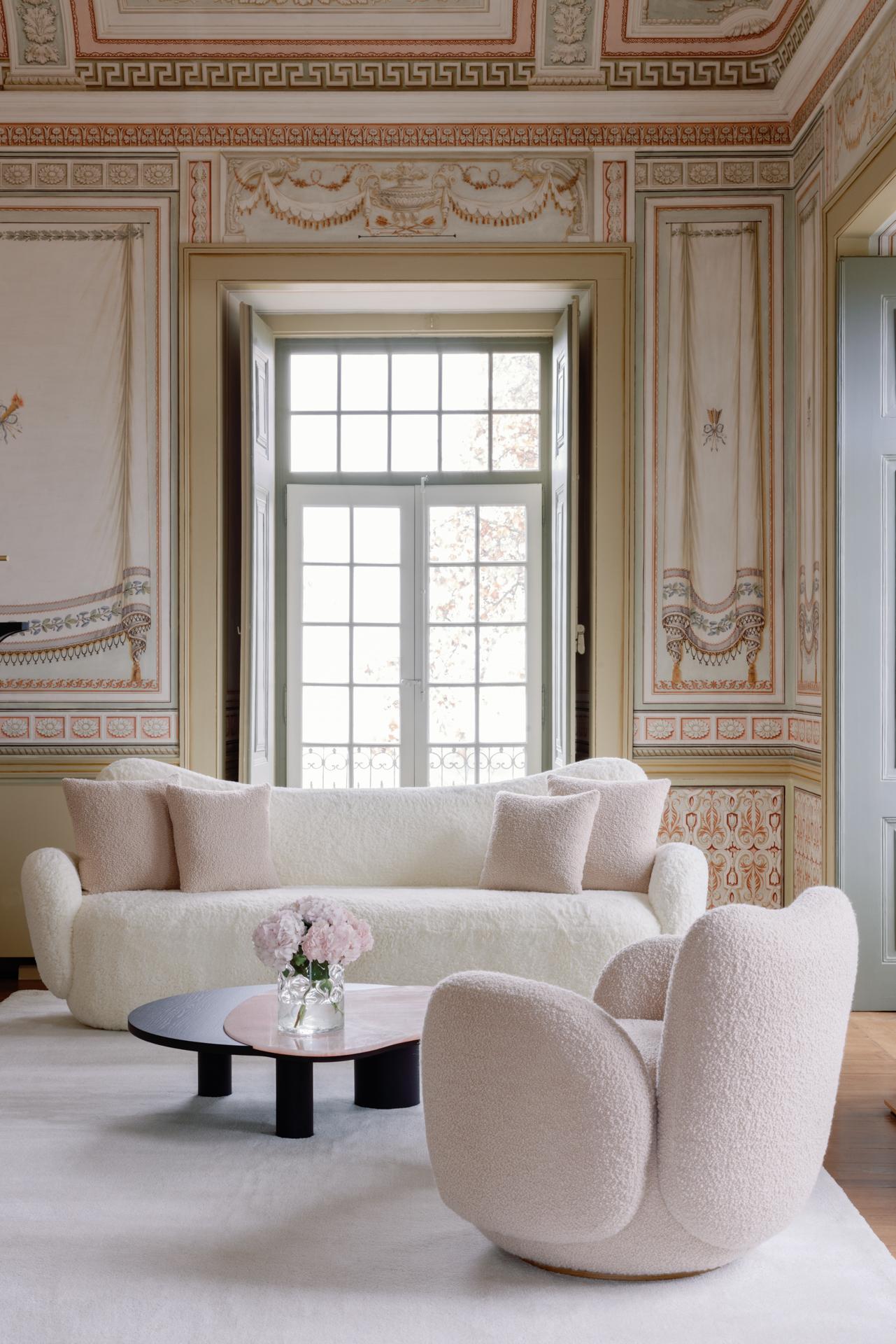 Modernes geschwungenes Sofa Conchula, elfenbeinfarbener Bouclé, handgefertigt in Portugal von Greenapple (Portugiesisch) im Angebot