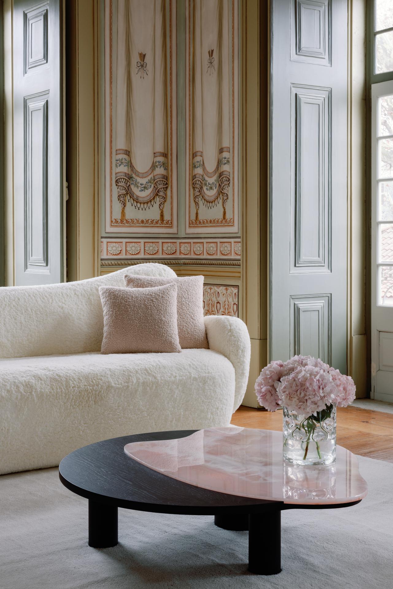 Modernes geschwungenes Sofa Conchula, elfenbeinfarbener Bouclé, handgefertigt in Portugal von Greenapple (Handgefertigt) im Angebot