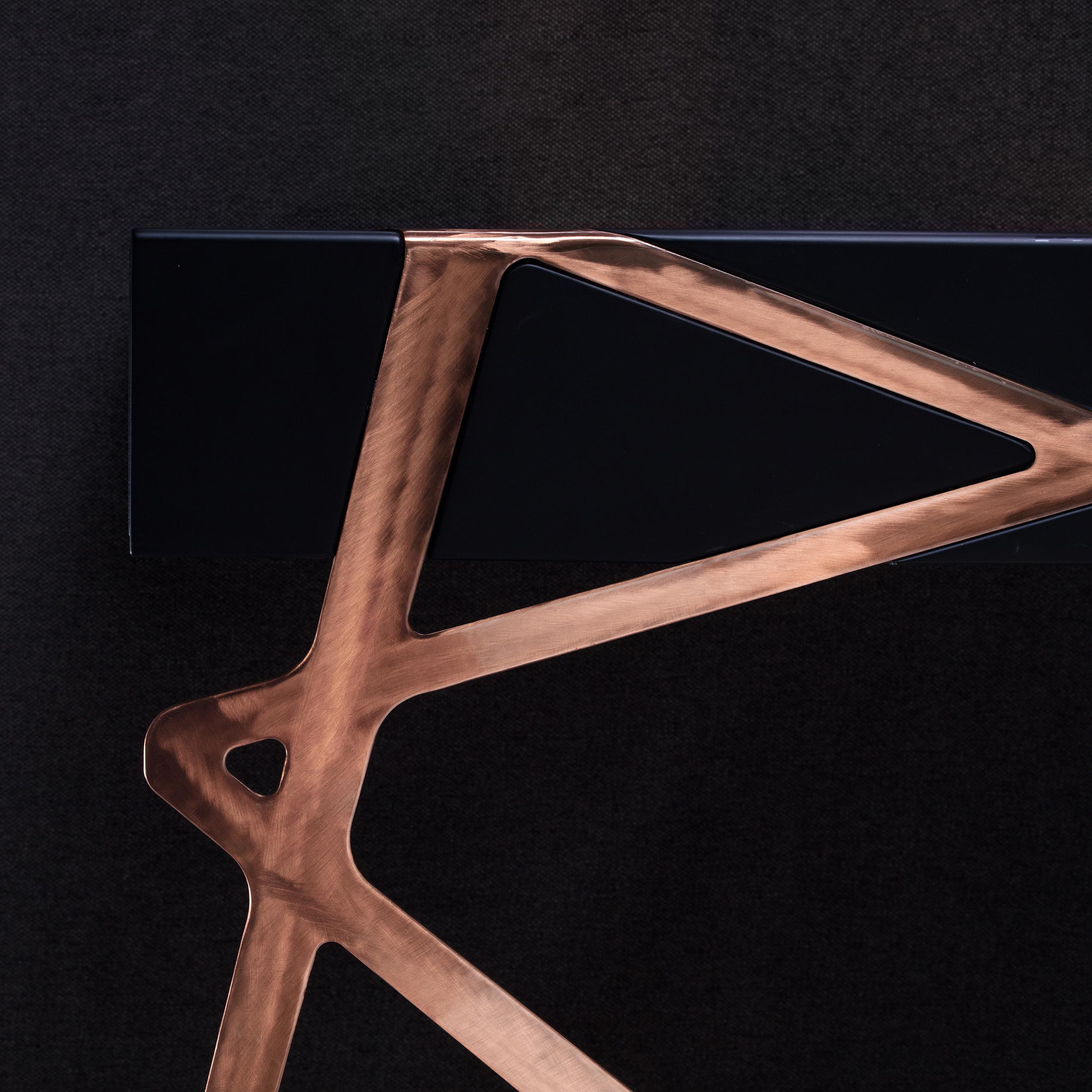 Portugais Console d'appoint The Modernity en bois laqué noir et cuivre en vente