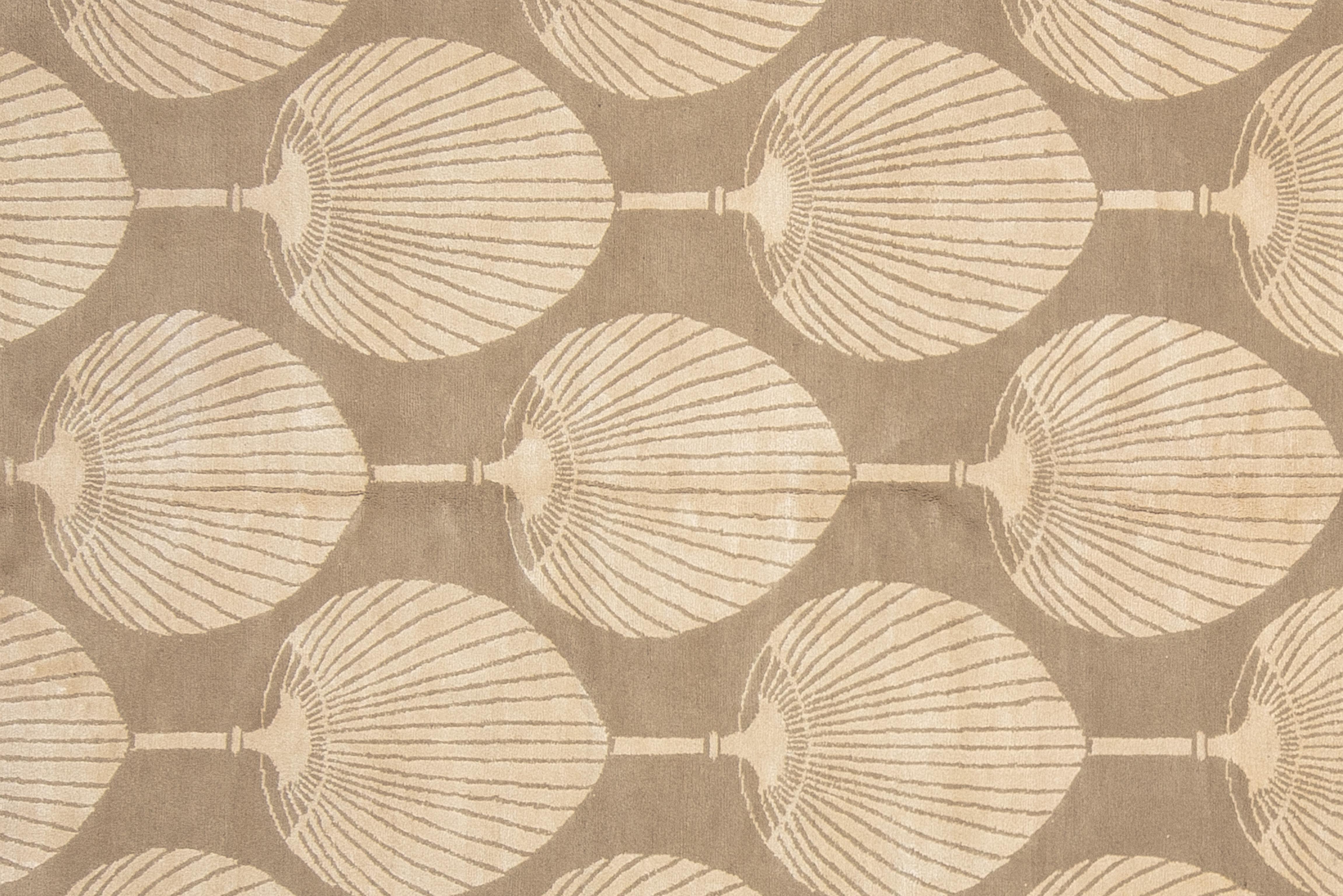 Moderner zeitgenössischer Teppich aus reiner neuseeländischer Wolle und Seide. Das Palmenmuster im Jugendstil und die neutrale Farbpalette machen diesen Teppich zur perfekten Ergänzung eines minimalistischen, modernen Dekors. 

Größe - 6' x