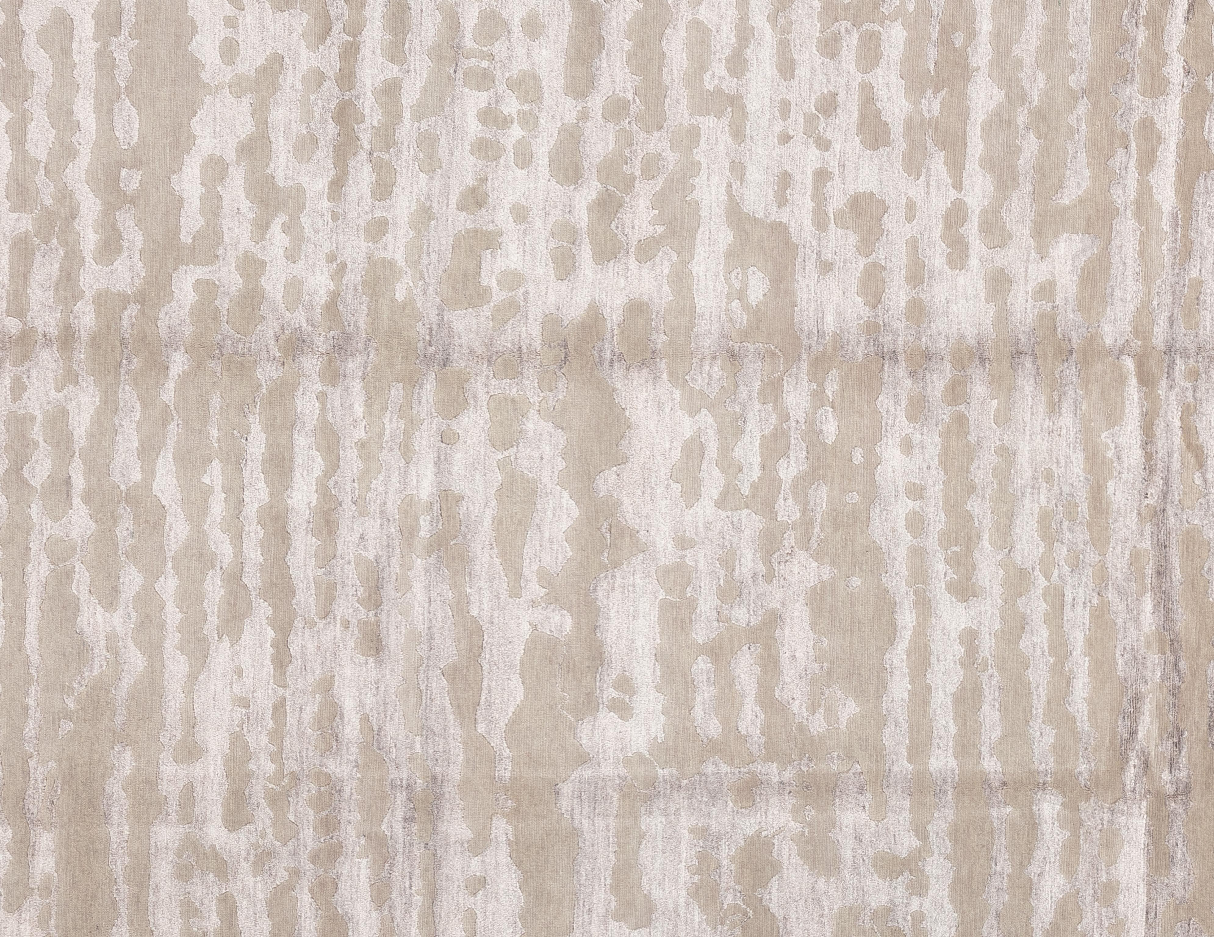 Dieser brillante und kühne zeitgenössische Teppich weist eine wahrhaft atemberaubende Palette von Erdtönen auf. Von Beigetönen bis hin zu Weiß,  dieses Stück wird Sie sicher begeistern. Wunderschön handgewebt in Indien aus 100% handgesponnener Wolle