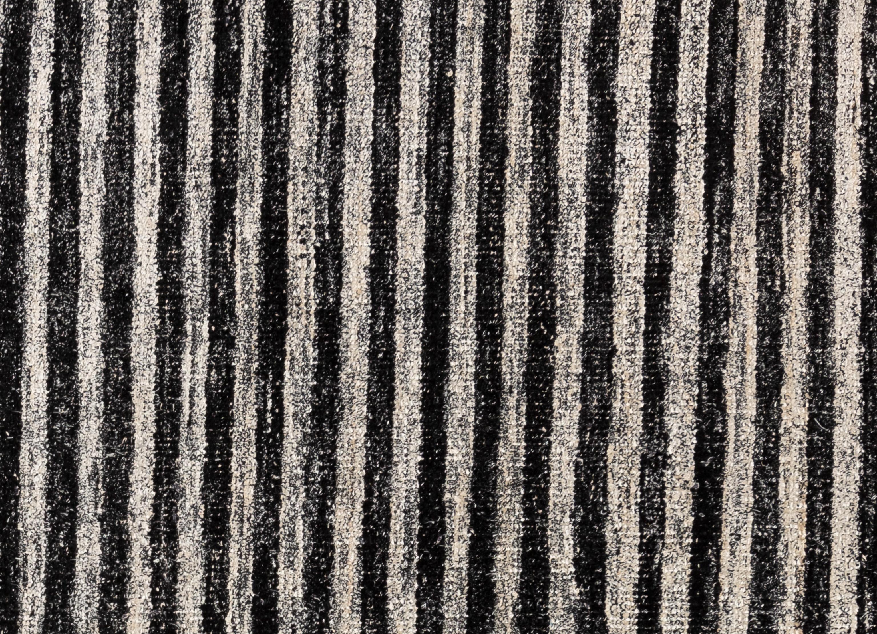 Présentant un mélange harmonieux de sophistication moderne et d'artisanat intemporel, ce tapis moderne contemporain, méticuleusement fabriqué à la main à partir de la laine la plus fine provenant des centres artisanaux de l'Inde, témoigne d'un