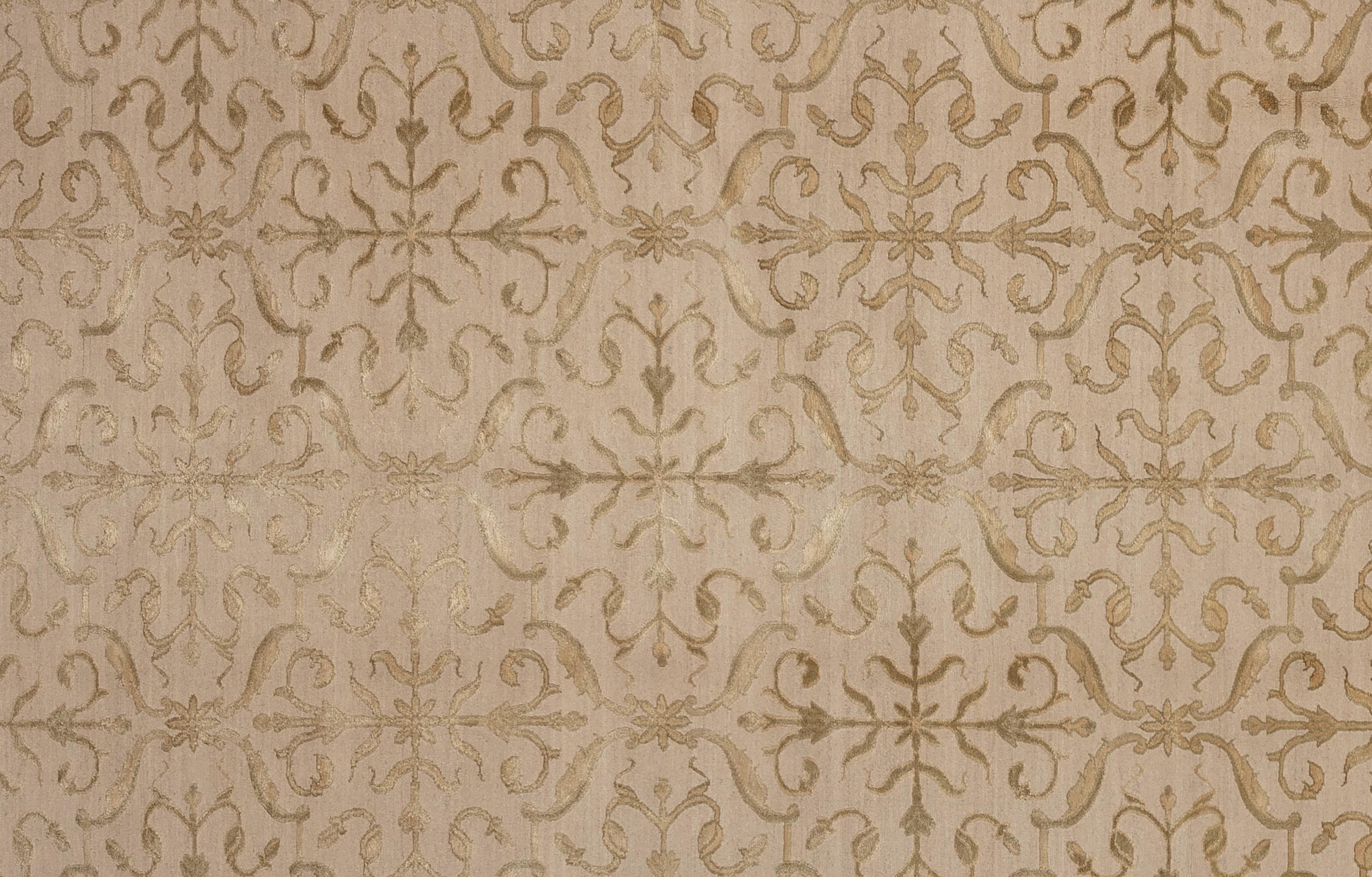 Betreten Sie das Reich der zeitlosen Eleganz mit unserem luxuriösen zeitgenössischen Teppich, einem Meisterwerk, das aus den reichen künstlerischen Traditionen Indiens entstanden ist. Handgewebt von erfahrenen Handwerkern, die nur die feinste Seide