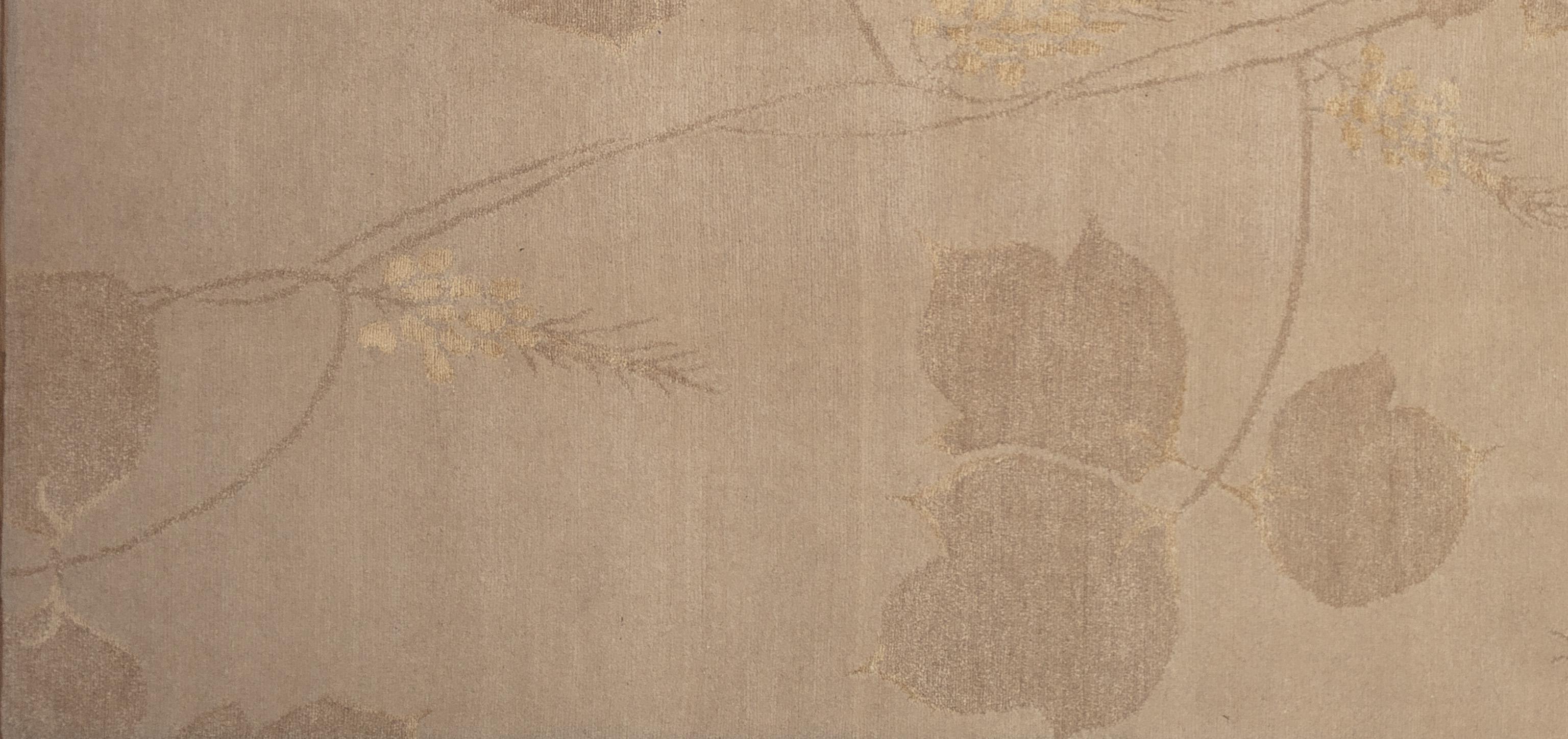 Wir stellen unseren exquisiten zeitgenössischen Teppich vor, ein Meisterwerk der Eleganz und Raffinesse, das in Nepal von erfahrenen Kunsthandwerkern handgefertigt wird. Dieser Teppich aus feinster Wolle aus der Region hat eine luxuriöse Textur, die