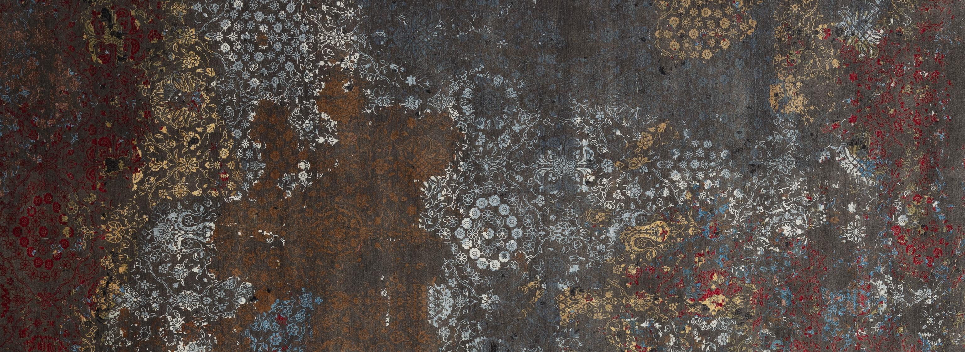 Wir stellen unseren exquisiten zeitgenössischen Teppich vor, ein Meisterwerk der Eleganz und Raffinesse, das in Indien von geschickten Kunsthandwerkern handgefertigt wird. Dieser Teppich aus feinster Wolle aus der Region hat eine luxuriöse Textur,